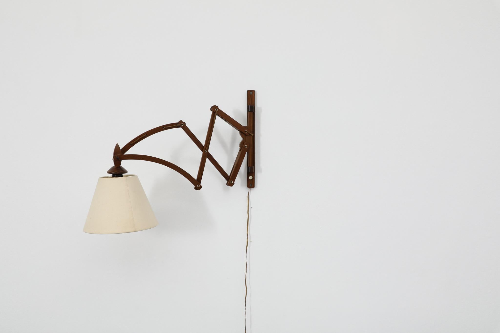 Metallo Speciale lampada da parete a fisarmonica in teak del metà secolo con paralume conico in lino in vendita