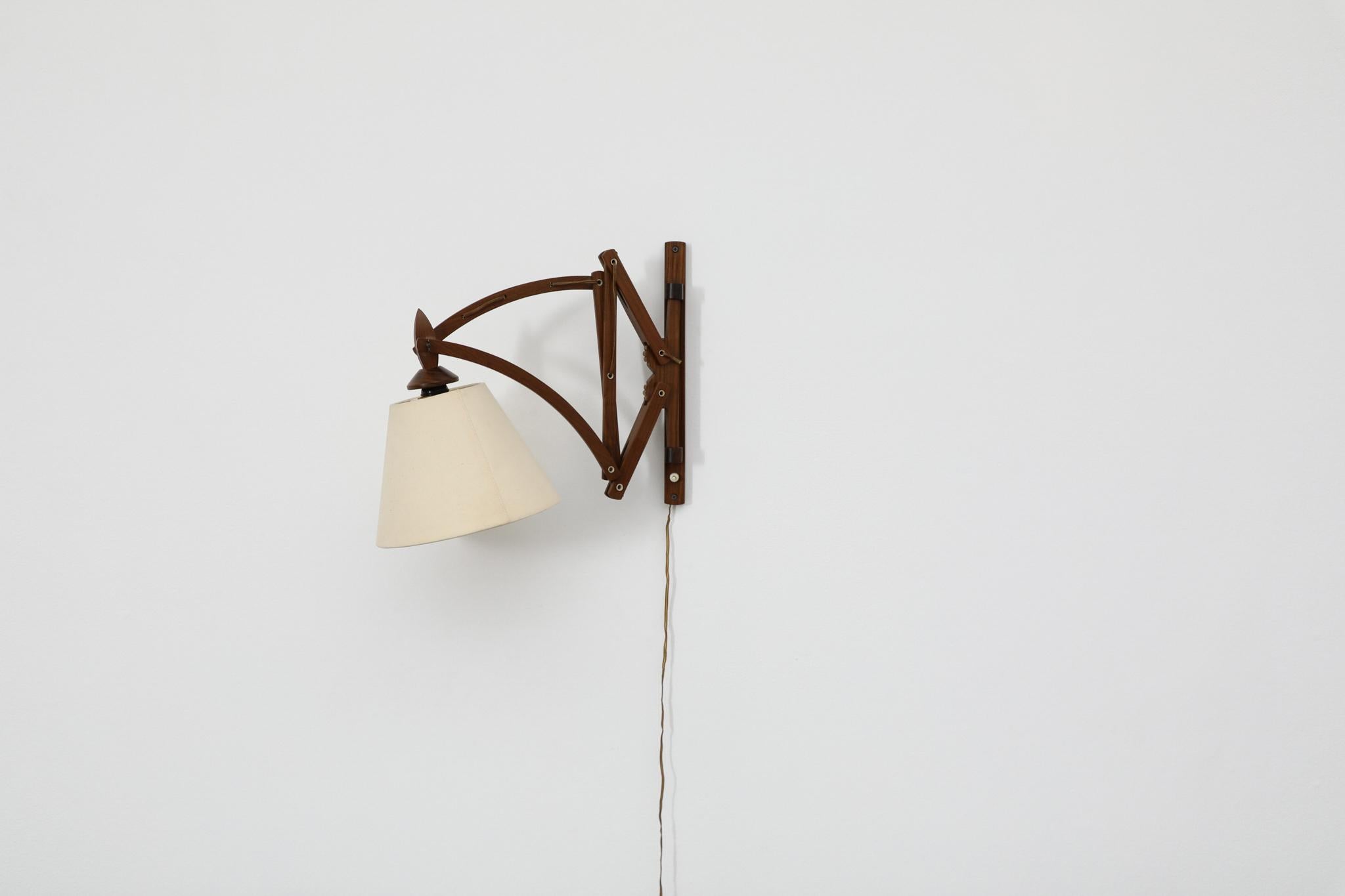 Speciale lampada da parete a fisarmonica in teak del metà secolo con paralume conico in lino in vendita 1