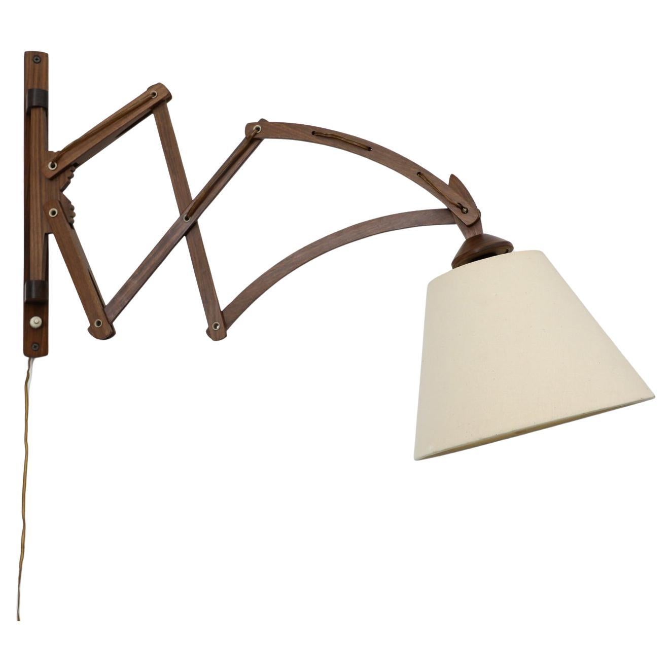 Speciale lampada da parete a fisarmonica in teak del metà secolo con paralume conico in lino in vendita