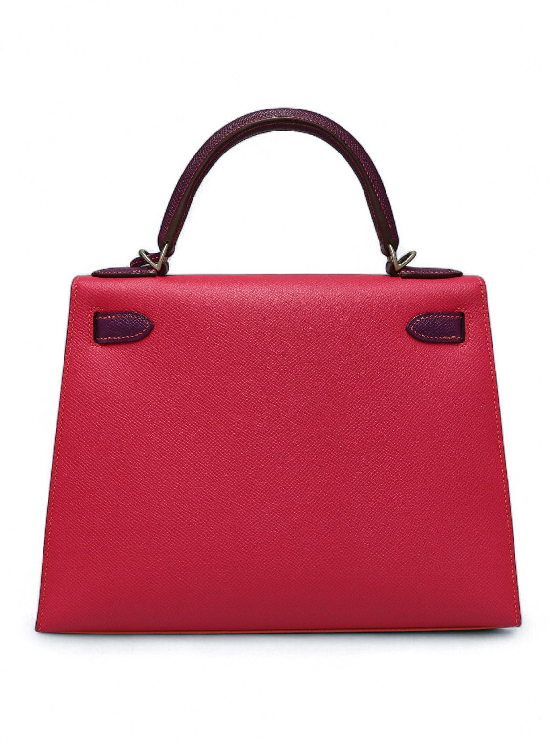 Très spéciale Kelly 28 tricolore Hermès Horseshoe stamp, livrée dans sa pochette d'origine Hermès.

Condit : très bon état
Fabriqué en France
Modèle : Kelly 28 Sellier
Matière : Cuir de veau Epsom
Couleur : rose fuchsia, rose saumon,