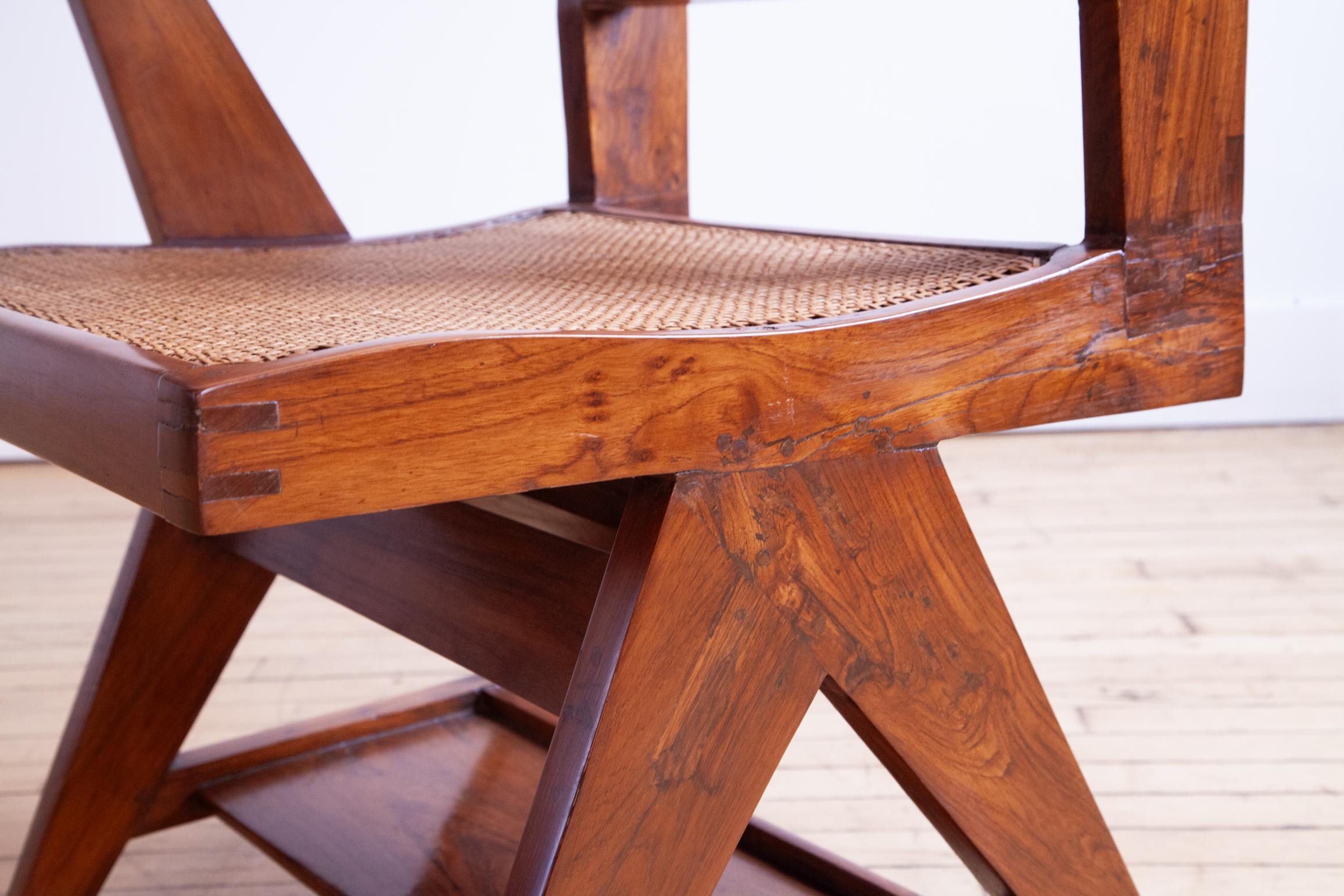 Es ist schwierig, die Schönheit dieses besonderen Exemplars eines Studentenstuhls aus massivem Teakholz von Pierre Jeanneret hervorzuheben. Ja, die Patina und das Caning sind beide außergewöhnlich, aber es gibt noch etwas anderes, das an diesem