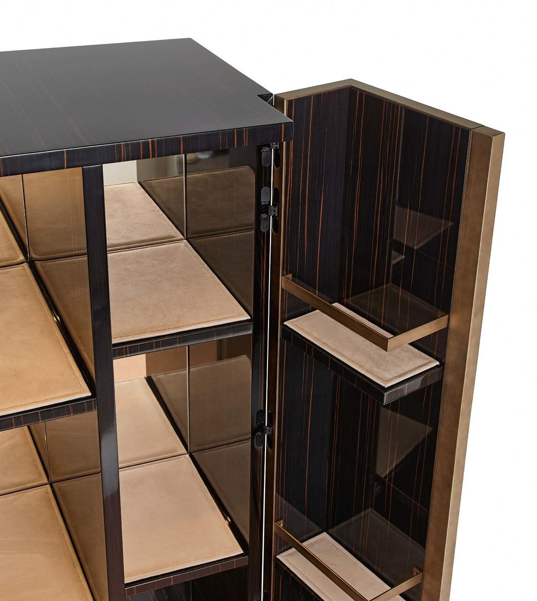 Moderne Prix spécial Cabinet Ebony & Vetrite Antique Bronze Finish Matt en vente