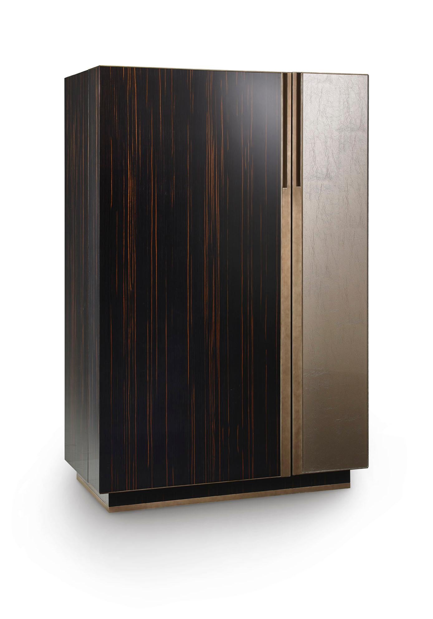 italien Prix spécial Cabinet Ebony & Vetrite Antique Bronze Finish Matt en vente