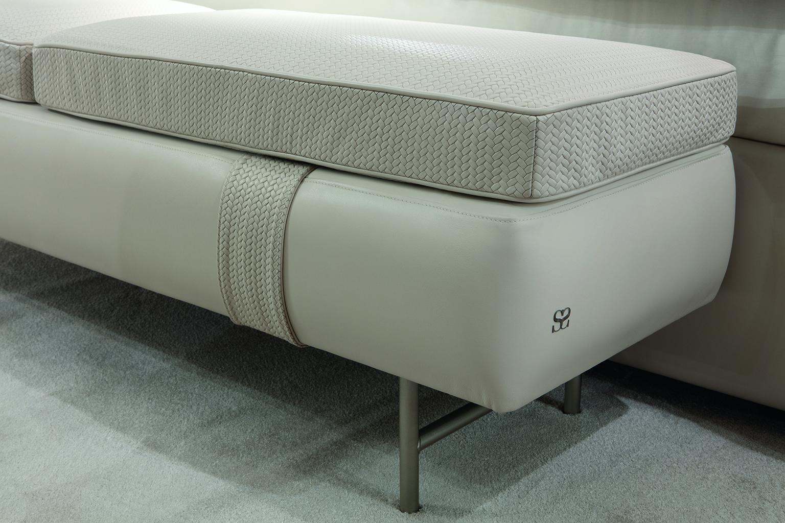 Sicis è lieta di darti il benvenuto a 'Casa'.
La misura di ispirazione classica in chiave contemporanea interpreta uno stile eclettico, elegante e raffinato. Gli interni esprimono personalità.
Una costante ricerca, l'attenzione alla qualità,