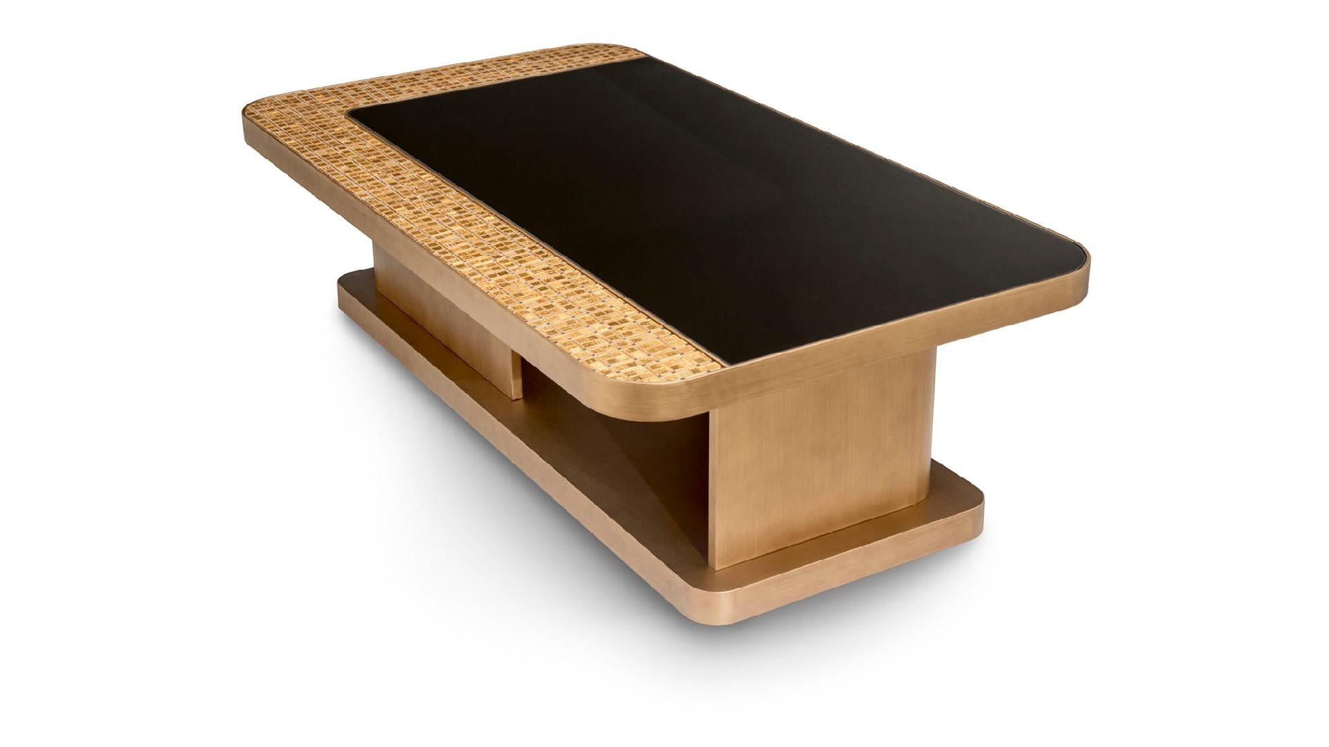 Table basse en finition bronze ou argent, mosaïque de miroir insérée en bronze ou gris

Sicis a le plaisir de vous accueillir à 