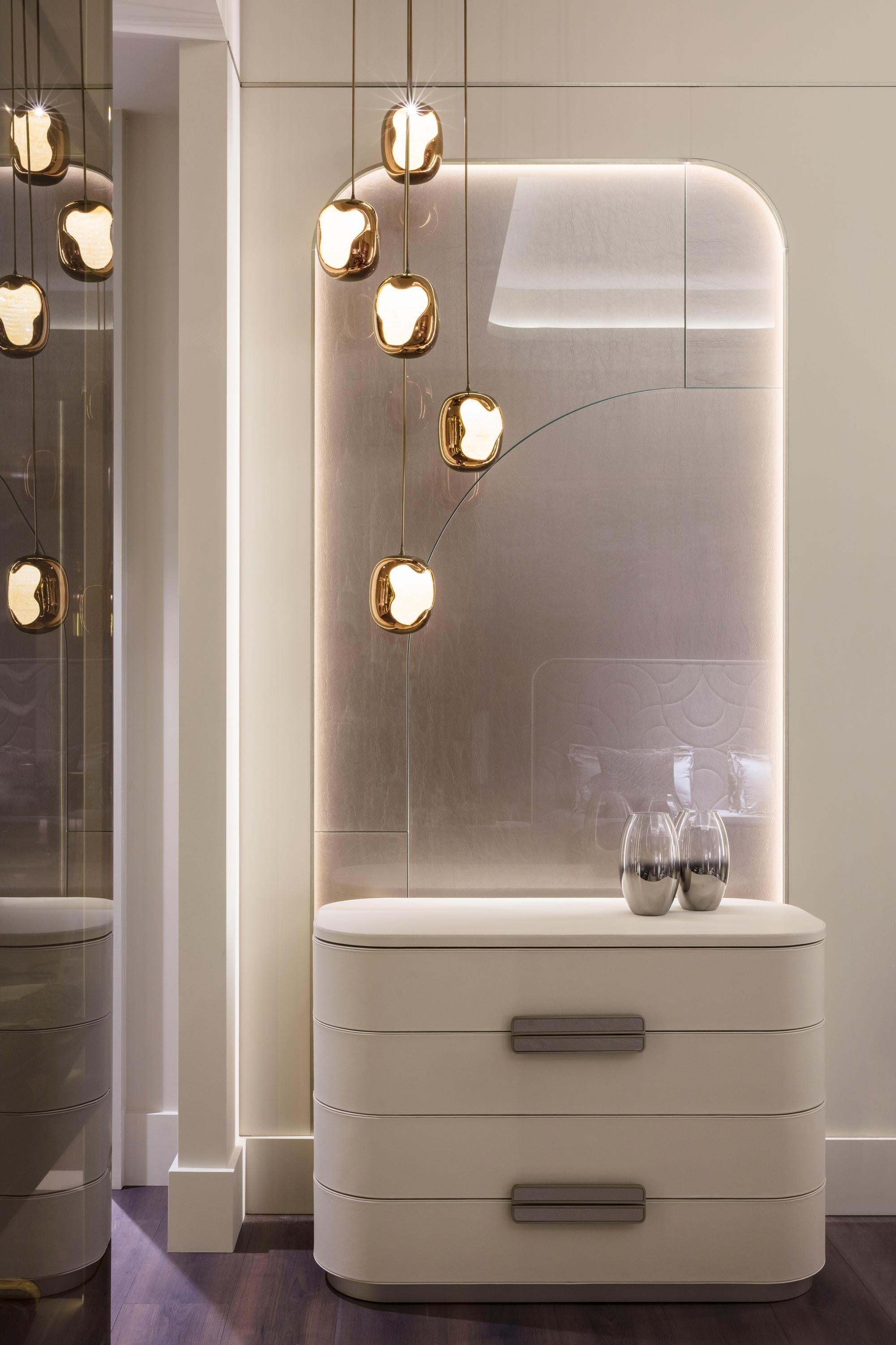 Sicis è lieta di darti il benvenuto a 'Casa'.
La misura di ispirazione classica in chiave contemporanea interpreta uno stile eclettico, elegante e raffinato. Gli interni esprimono personalità.
Una costante ricerca, l'attenzione alla qualità,