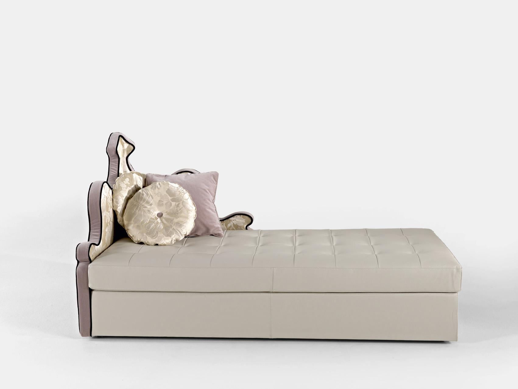 Table basse en bronze ou argent, plateau en miroir avec mosaïque décorative

Sicis a le plaisir de vous accueillir à 