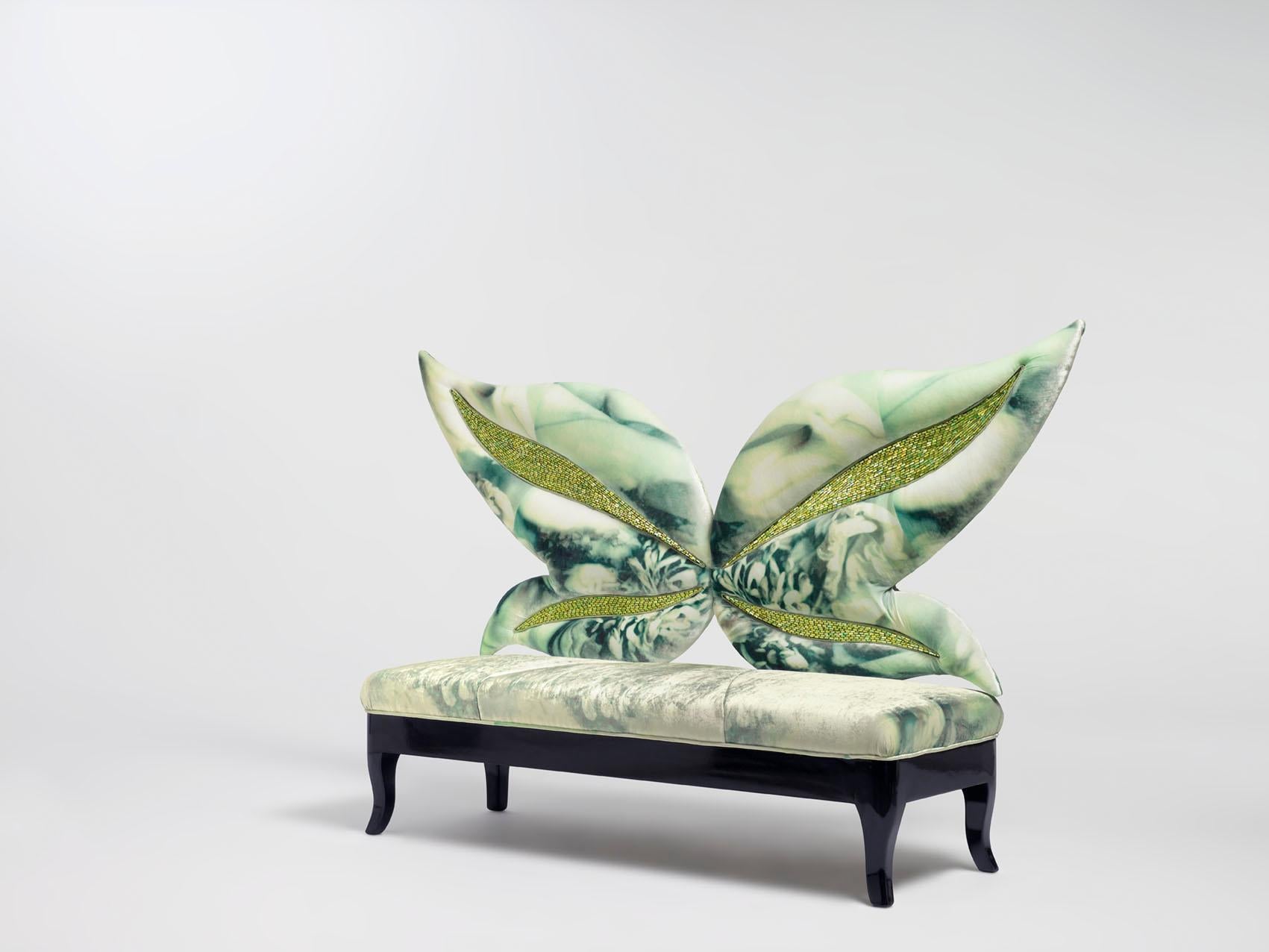 Tavolino da caffè con finitura in bronzo o argento, piano con inserto a specchio e mosaico decorativo

Sicis è lieta di darti il benvenuto a 'Casa'.
La misura di ispirazione classica in chiave contemporanea interpreta uno stile eclettico, elegante e
