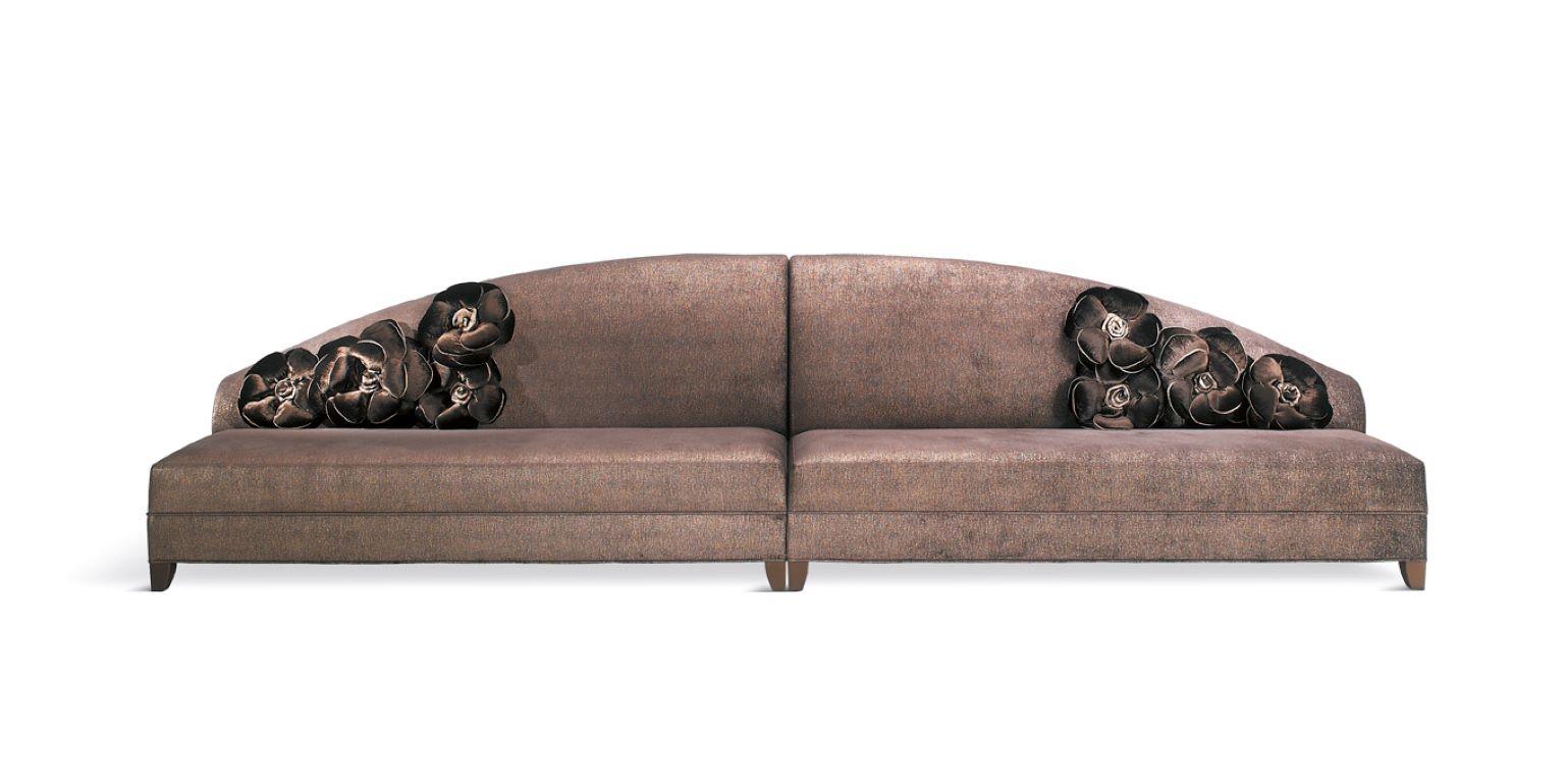 Mesa de centro con acabado en bronce o plata, tablero de espejo con mosaico decorativo

Sicis se complace en recibirte en 
