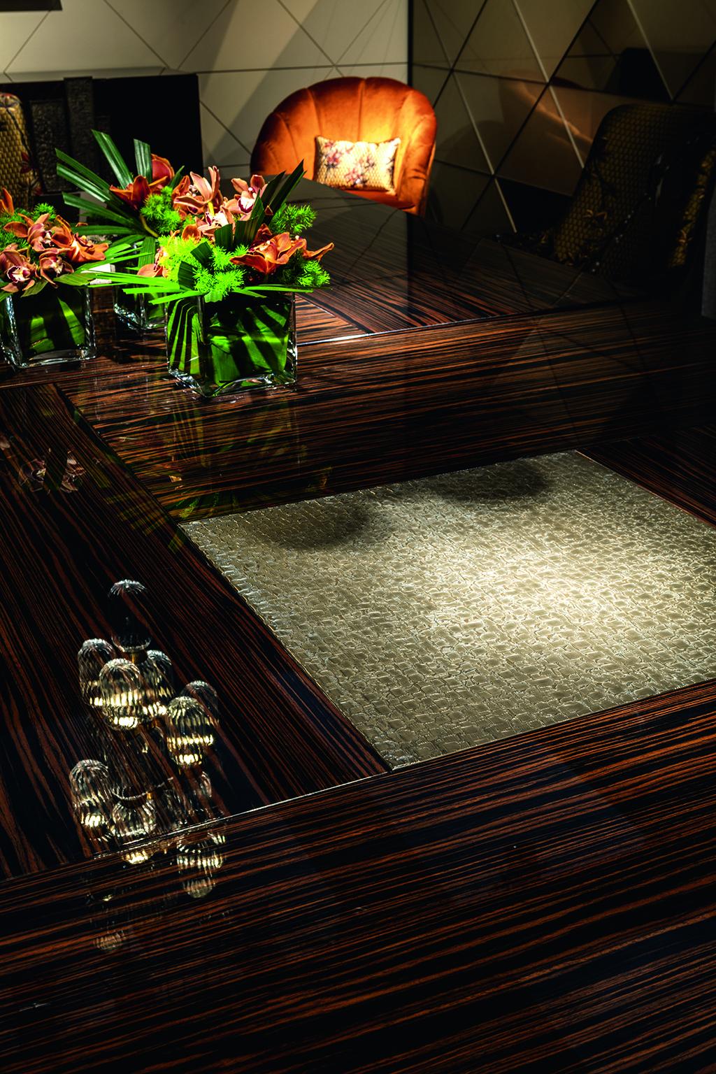 Table de luxe en stock à prix spécial Excellent état - En vente à London, GB