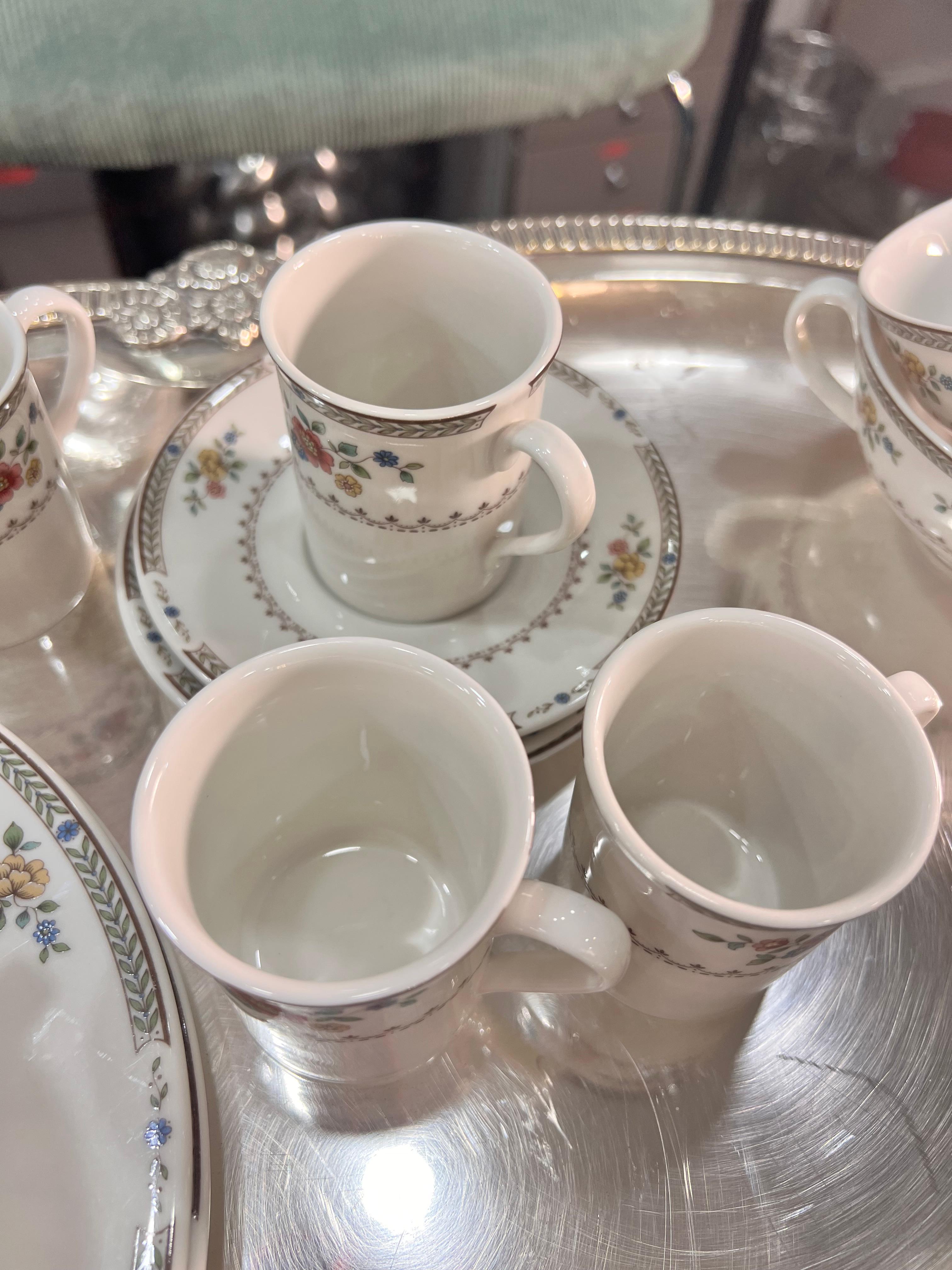 4x espresso coffee cups
3x espresso coffee saucers 5” 
2x breakfast / lunch plates 9 1/4”
9 pieces at 15€ each Total 135€  

PRADERA is a second generation of a family run business jewelers of reference in Spain, with a rich track record being
