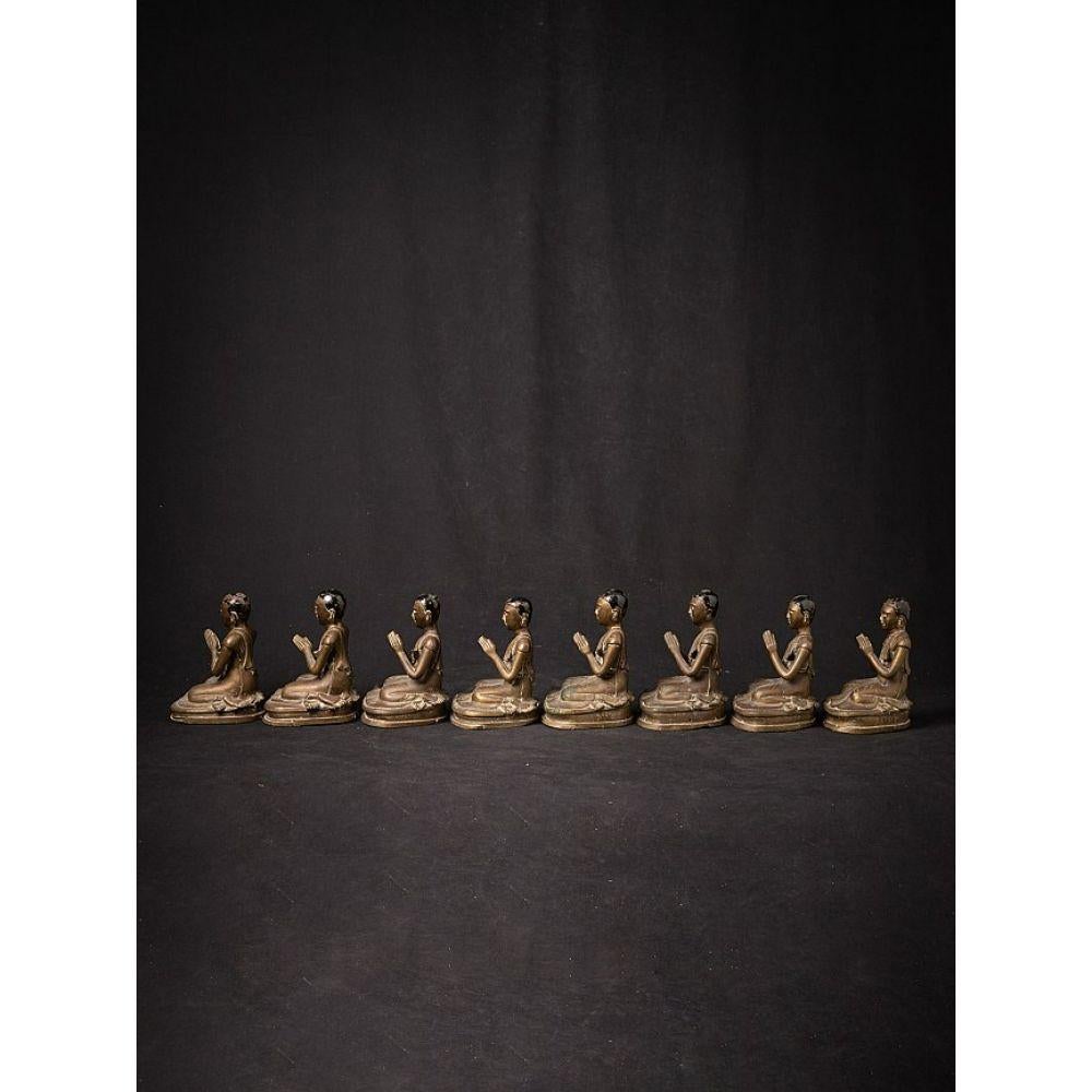 XIX secolo Set speciale di 8 statue di monaci in bronzo provenienti dalla Birmania in vendita