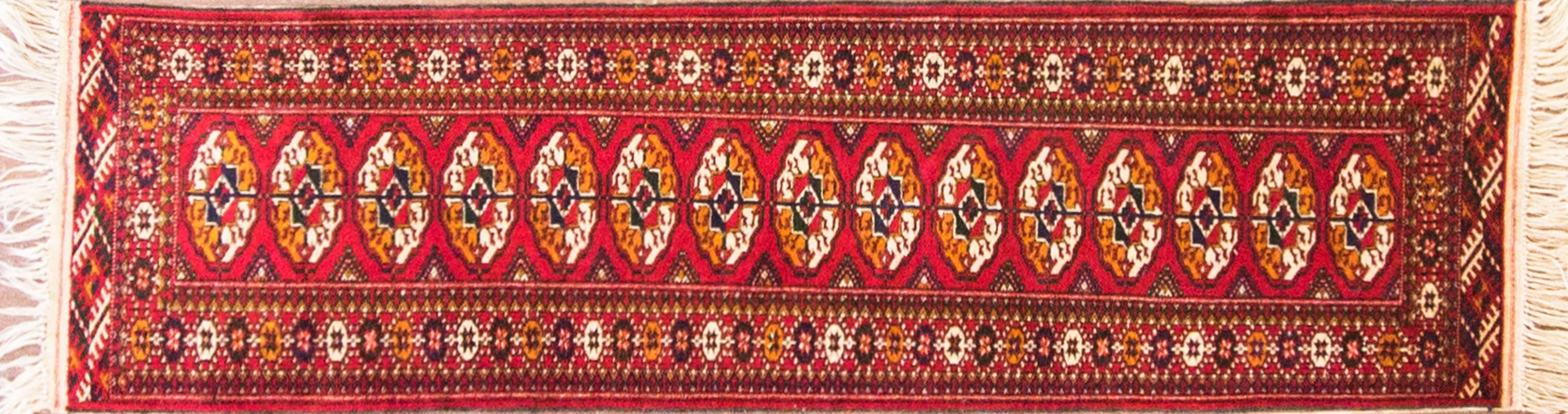 Turkoman-Teppiche sind eine Art handgefertigter Bodentextilien, die ihren Ursprung in Zentralasien haben. Es ist sinnvoll, zwischen den ursprünglichen turkmenischen Stammesteppichen und den Teppichen zu unterscheiden, die heute vor allem in Pakistan