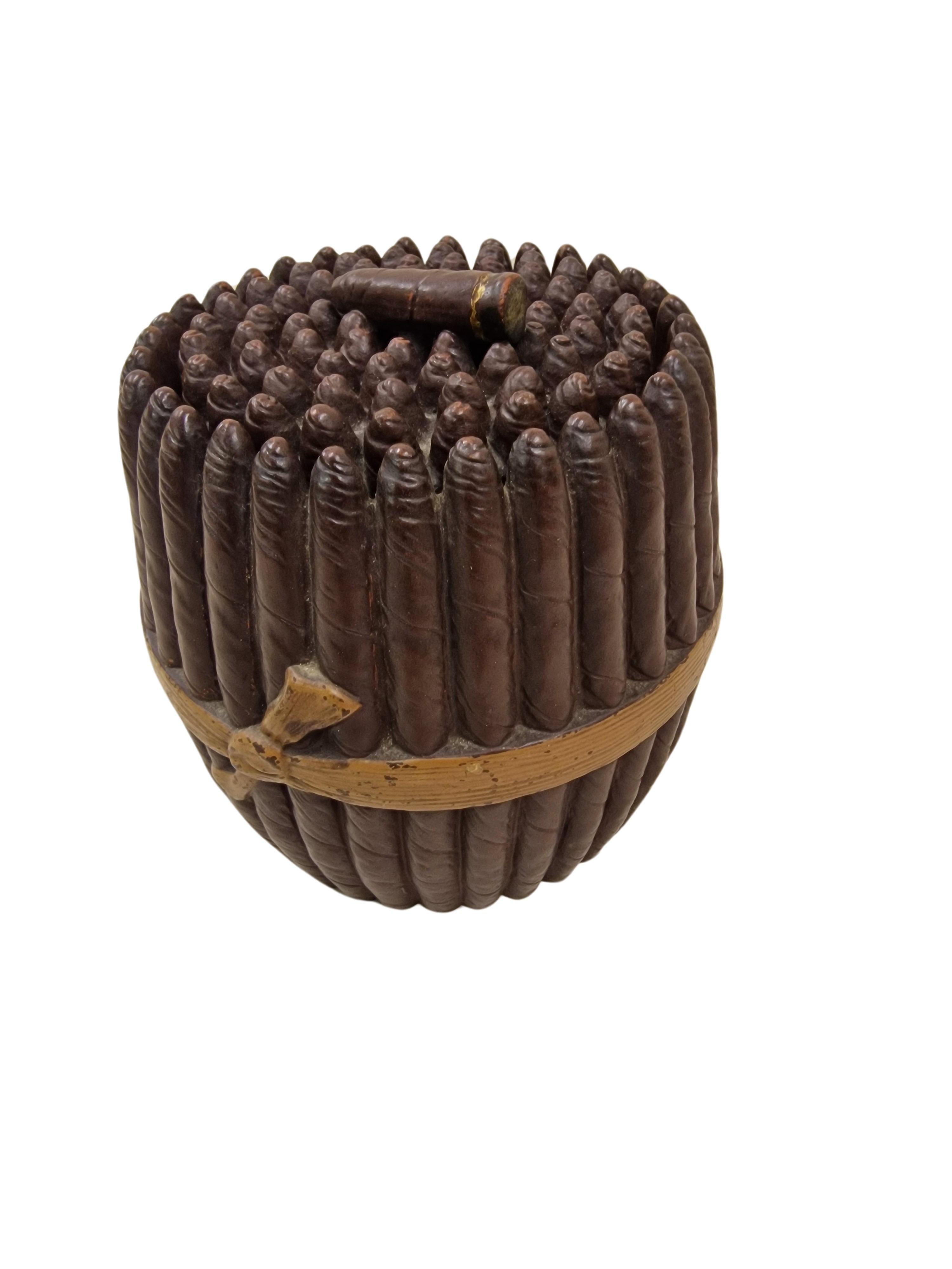 Une boîte à tabac vraiment spéciale, fabriquée en céramique vers 1890 - 1900, une pièce du début de l'Art nouveau.

La particularité de la boîte à tabac réside dans l'ancienneté de l'objet ainsi que dans son design extraordinaire.
On a l'impression