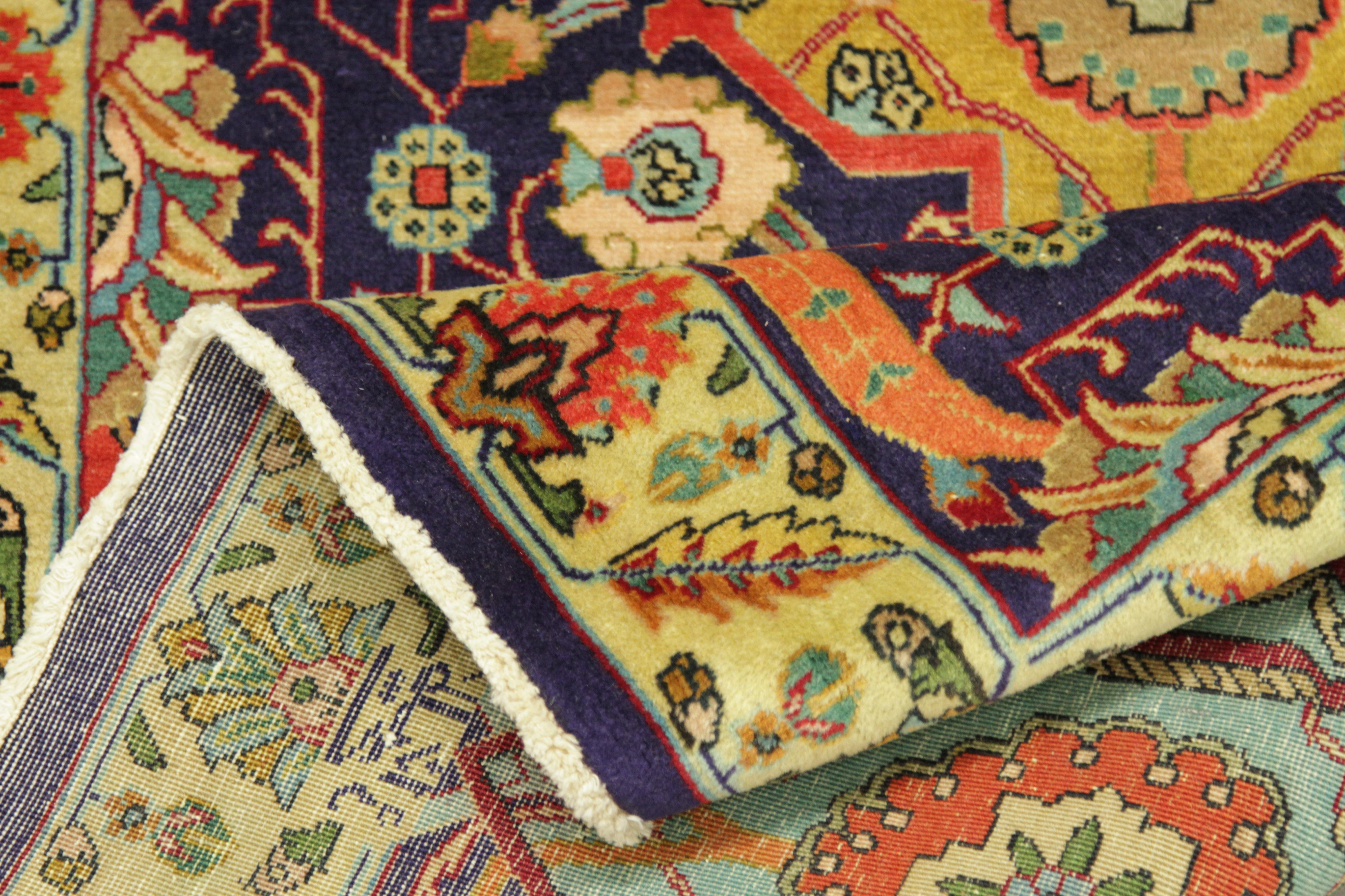 Tapis persan ancien à deux tiges spécialement orné du motif de Tabriz, vers les années 1950 en vente 5