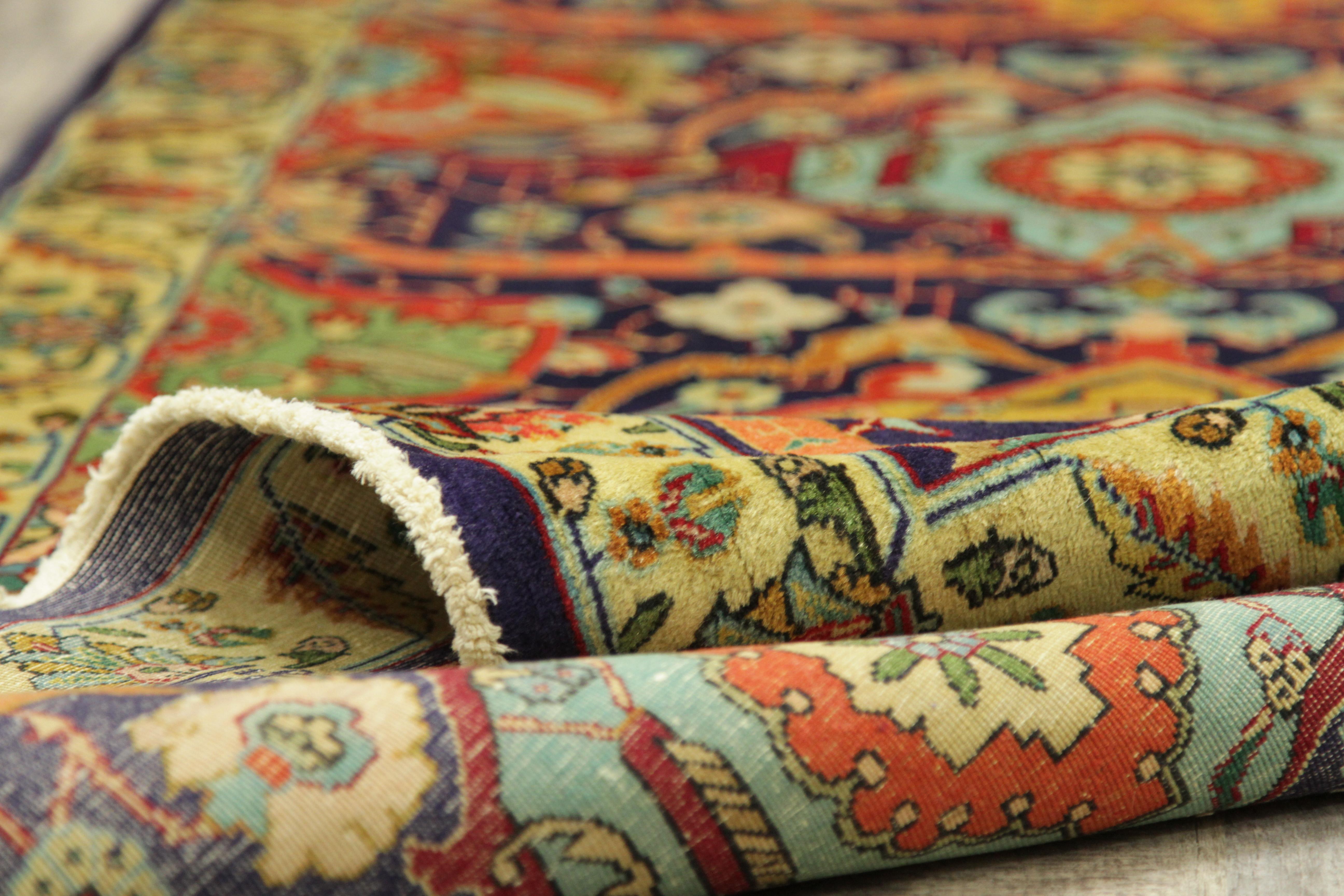 Tapis persan ancien à deux tiges spécialement orné du motif de Tabriz, vers les années 1950 en vente 7