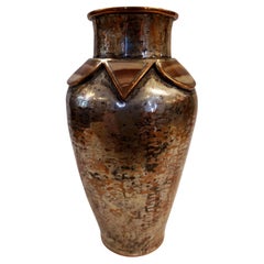 Vase spécial en cuivre martelé plaqué et incrustations d'onyx par Emilia Castillo Taxco