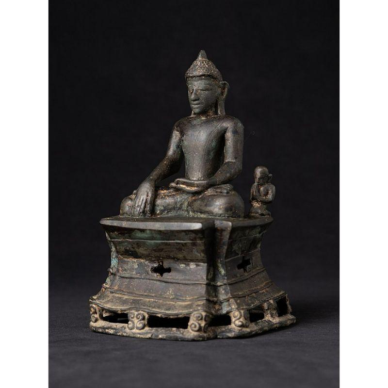 MATERIAL : bronze
20,5 cm de hauteur 
14,1 cm de large et 12,3 cm de profondeur
Poids : 1,932 kgs
Avec des traces de dorure à 24 krt.
Style Arakan
Bhumisparsha mudra
Originaire de Birmanie
Période Laymyo : 11-12ème siècle
Très spécial !

