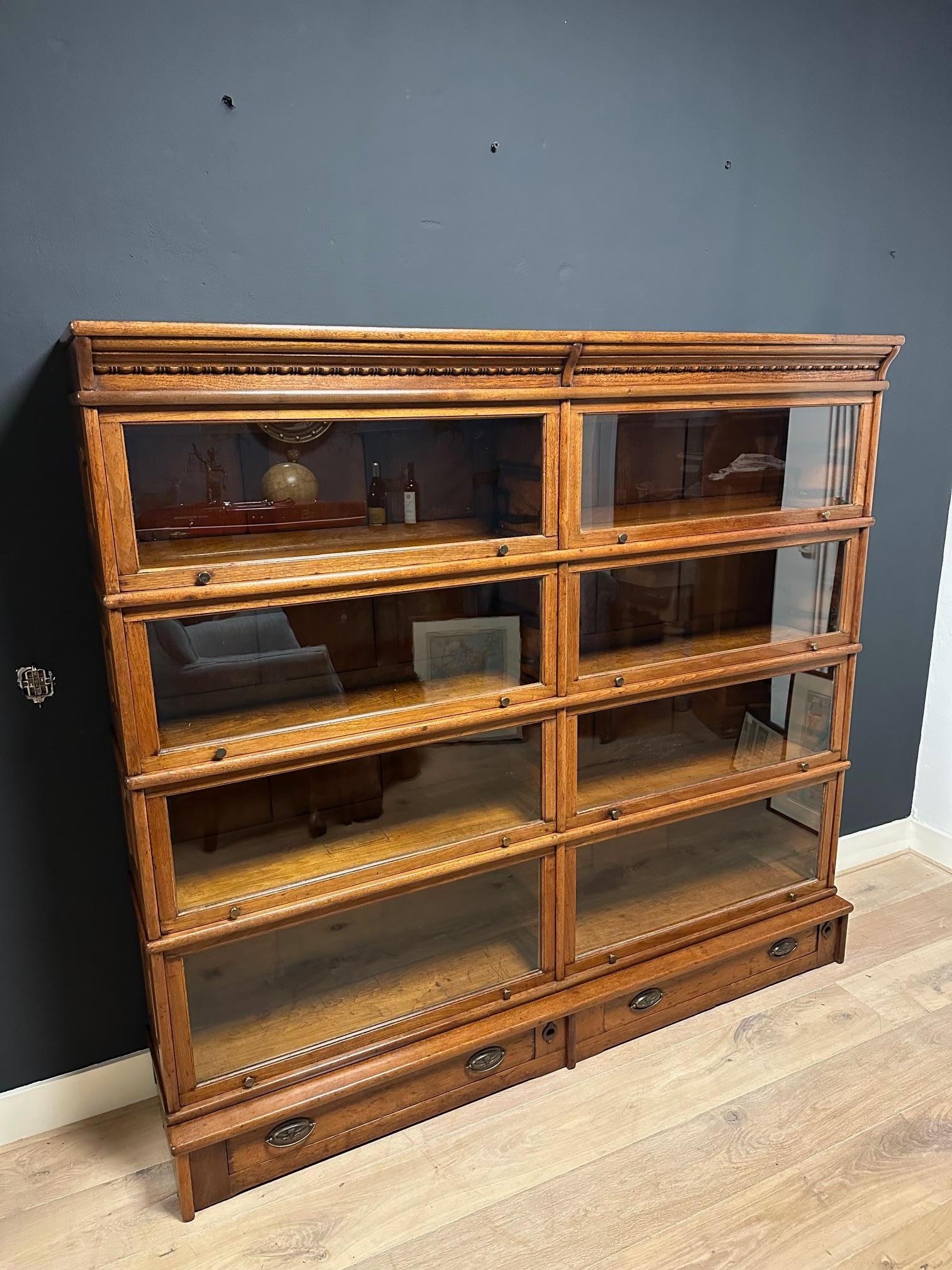 Libreria speciale Globe Wernicke in noce In condizioni buone a BEEKBERGEN, NL