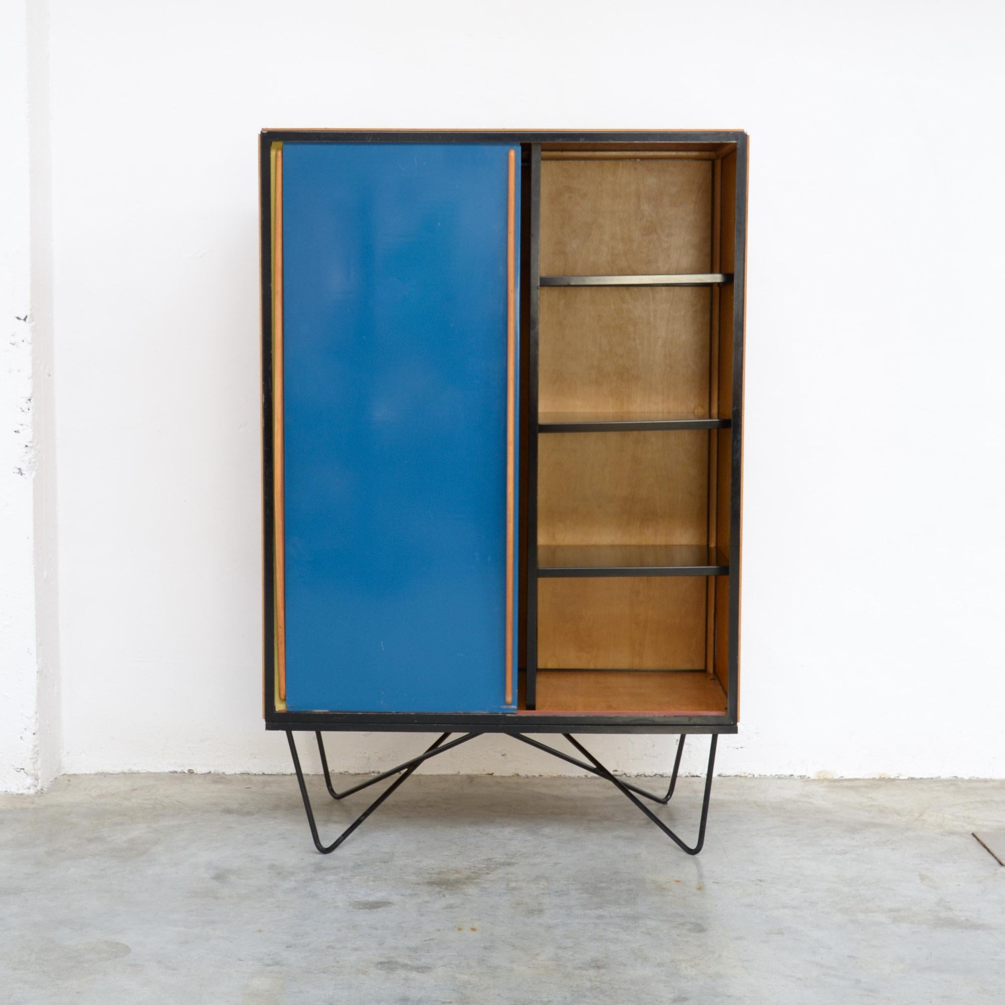 This wardrobe cabinet was designed by the Belgian architect and designer Willy Van Der Meeren for Tubax in the early 1950s.
It is a nice example of midcentury Belgian social furniture design. This wardrobe was designed for the private