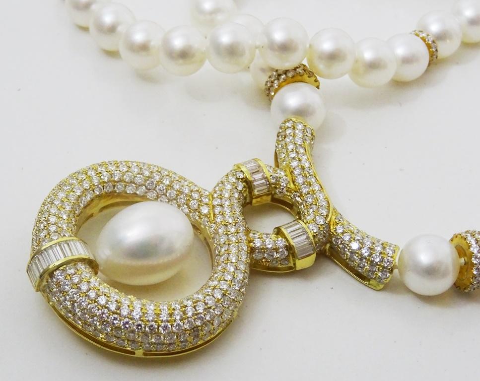 Specially designed Akoya Pearl . 18 karat Gold and Diamond Necklace by Yvel In New Condition For Sale In Jerusalem, IL