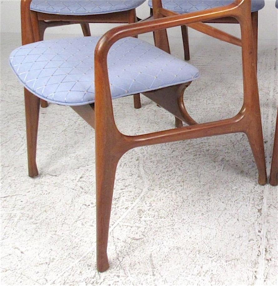 La elegancia de las estructuras esculpidas de nogal, con líneas fluidas y asientos flotantes, se complementa maravillosamente con la tapicería azul pastel, combinando belleza y estilo.
Sillas 19,5 An, 24 Pr, 31,75 Al 18 SH. 
Sillones: 23 A, 24 P,