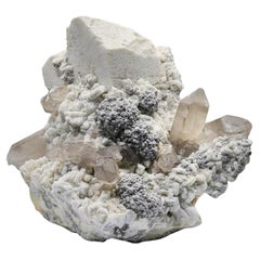 Spécimen de Feldspar microcline avec mica et cristal de quartz fumé du Pakistan