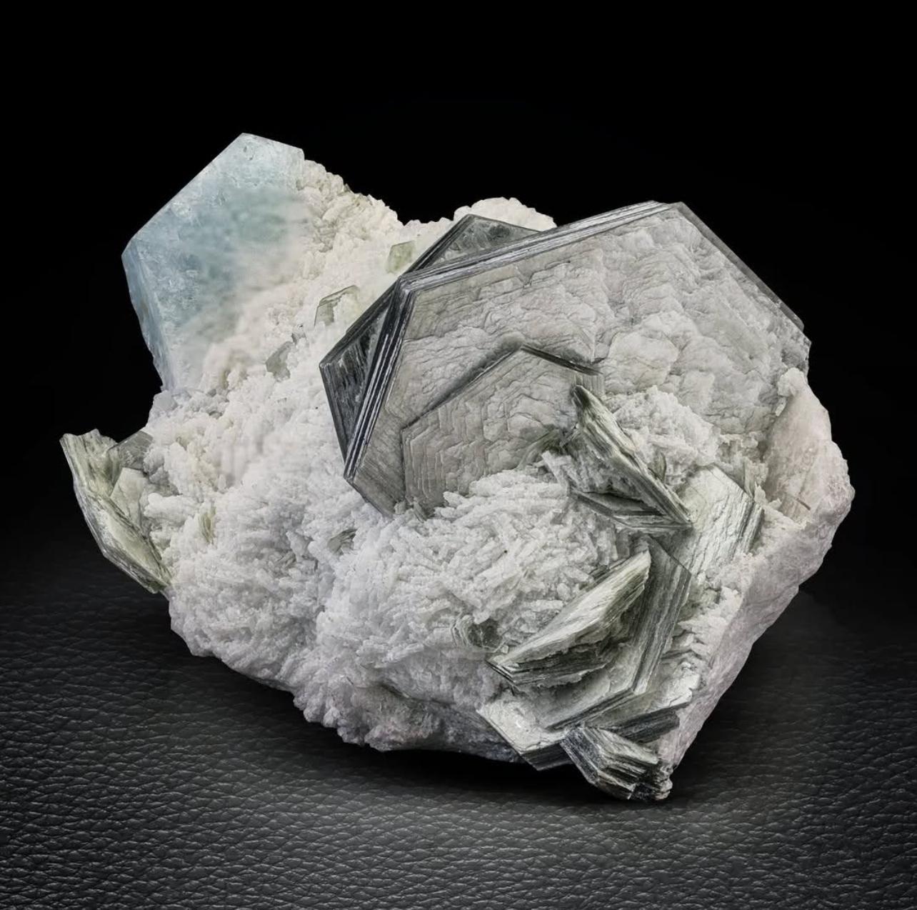 Stile Adam Esemplare di Muscovite Mica su Cleavelandite con Acquamarina dall'Afghanistan in vendita
