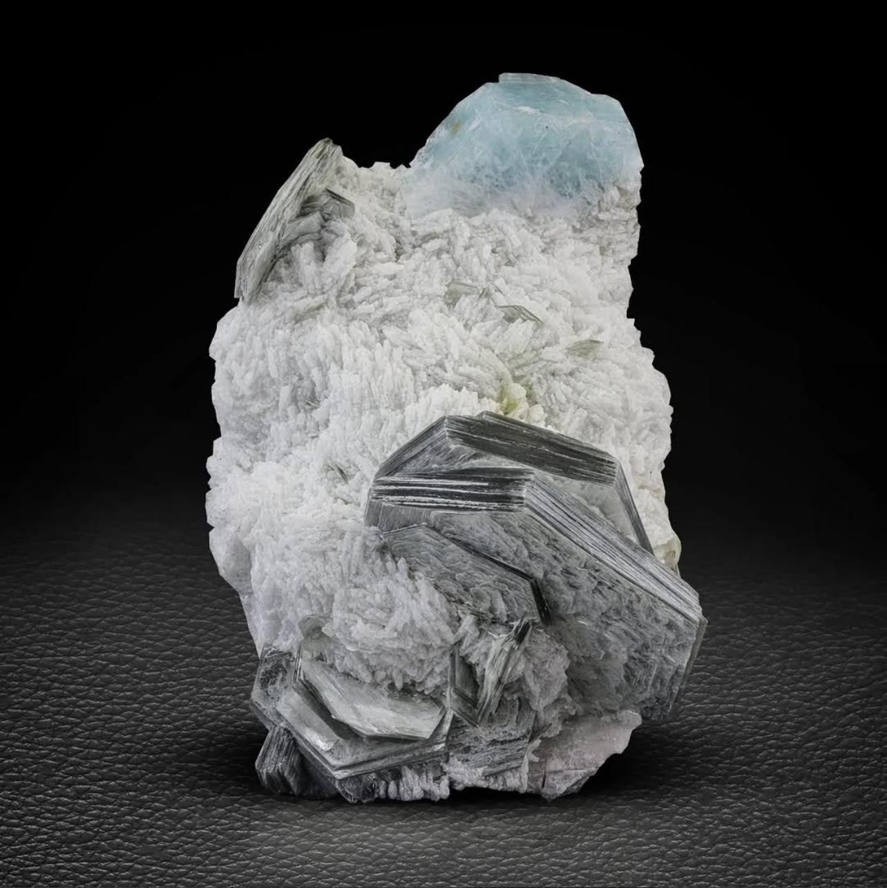 Afghano Esemplare di Muscovite Mica su Cleavelandite con Acquamarina dall'Afghanistan in vendita