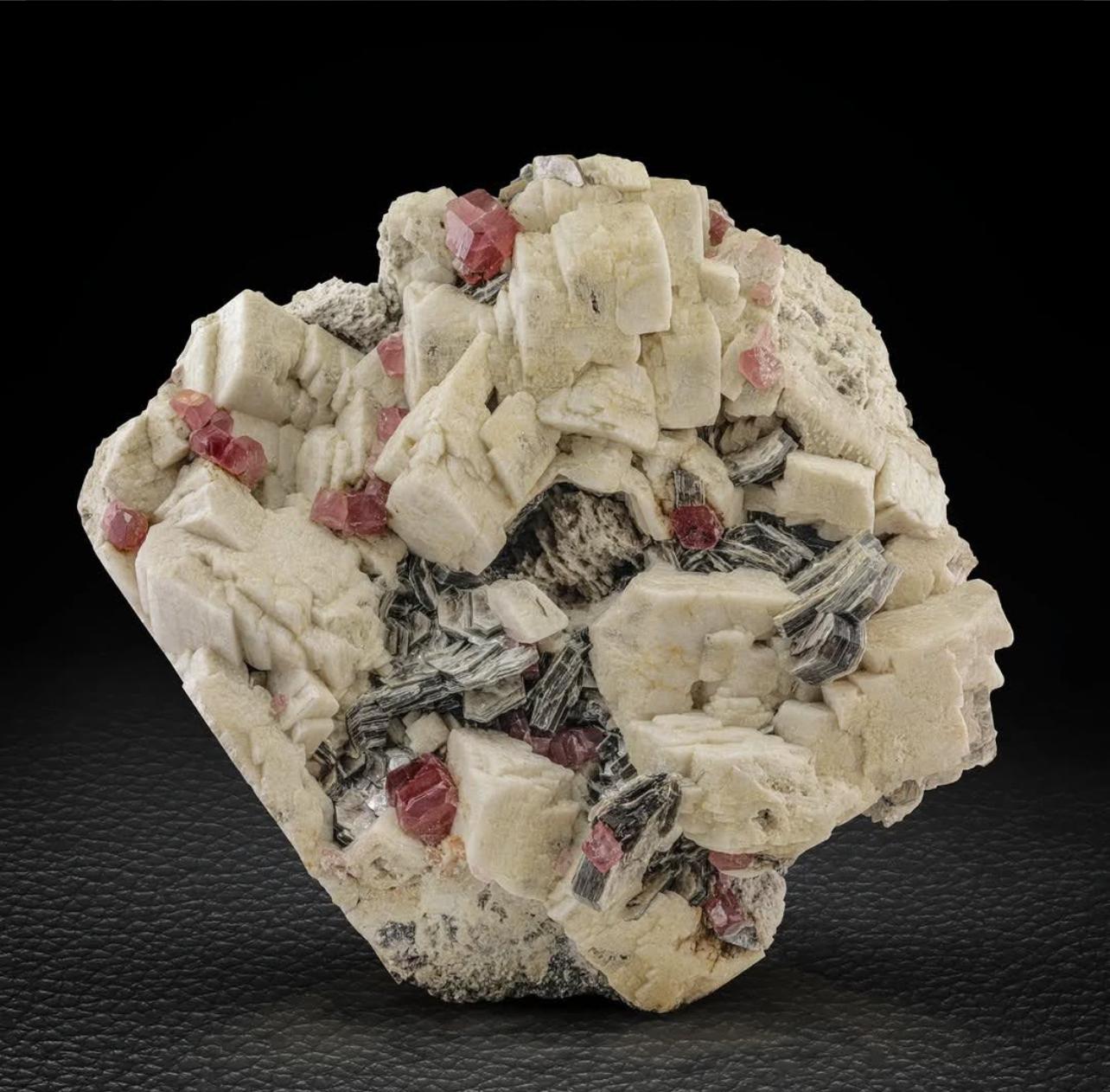 Specimen Of Red Apatite Crystals On Albite With Muscovite From Pakistan In Good Condition For Sale In Peshawar, PK