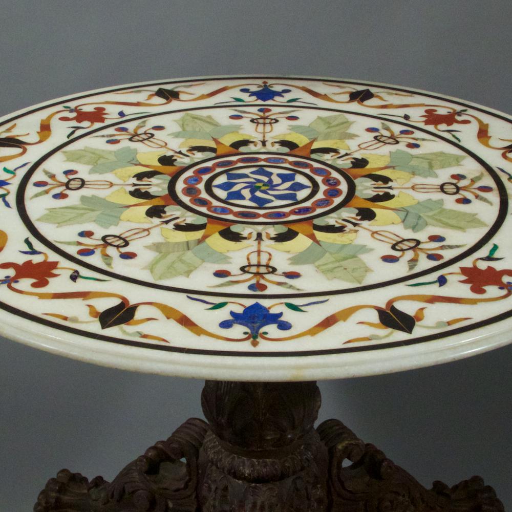 Ein italienisches Exemplar Pietra Dura eingelegter Marmor-Mitteltisch auf einem geschnitzten Holzsockel im Empire-Stil.
Intarsien aus Lapis und anderen Halbedelsteinen.