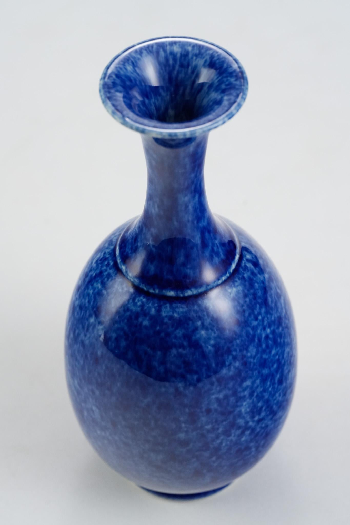 Vaso a collo lungo in porcellana 