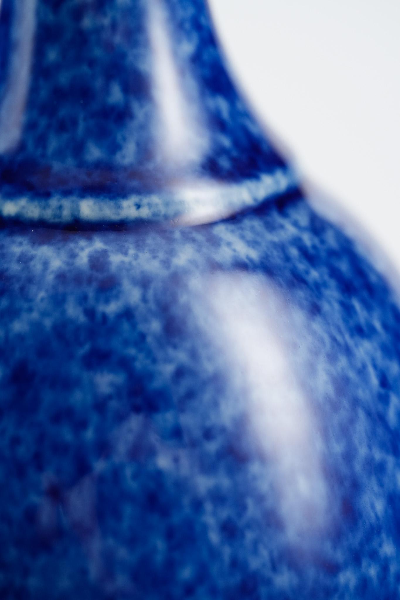 Vaso a collo lungo in porcellana 