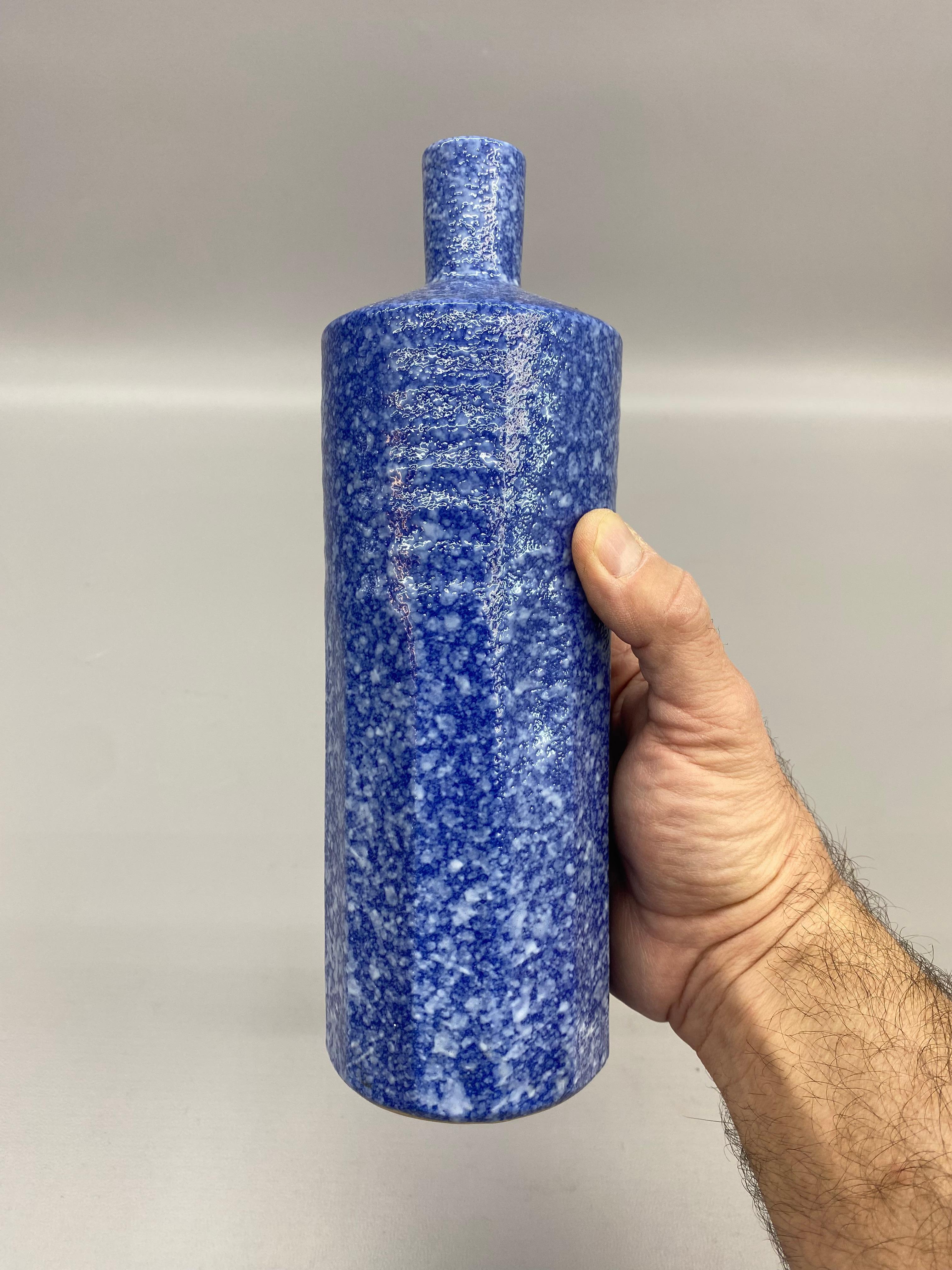 Colonial américain Vase de reproduction Williamstown en céramique japonaise, bleu moucheté en vente