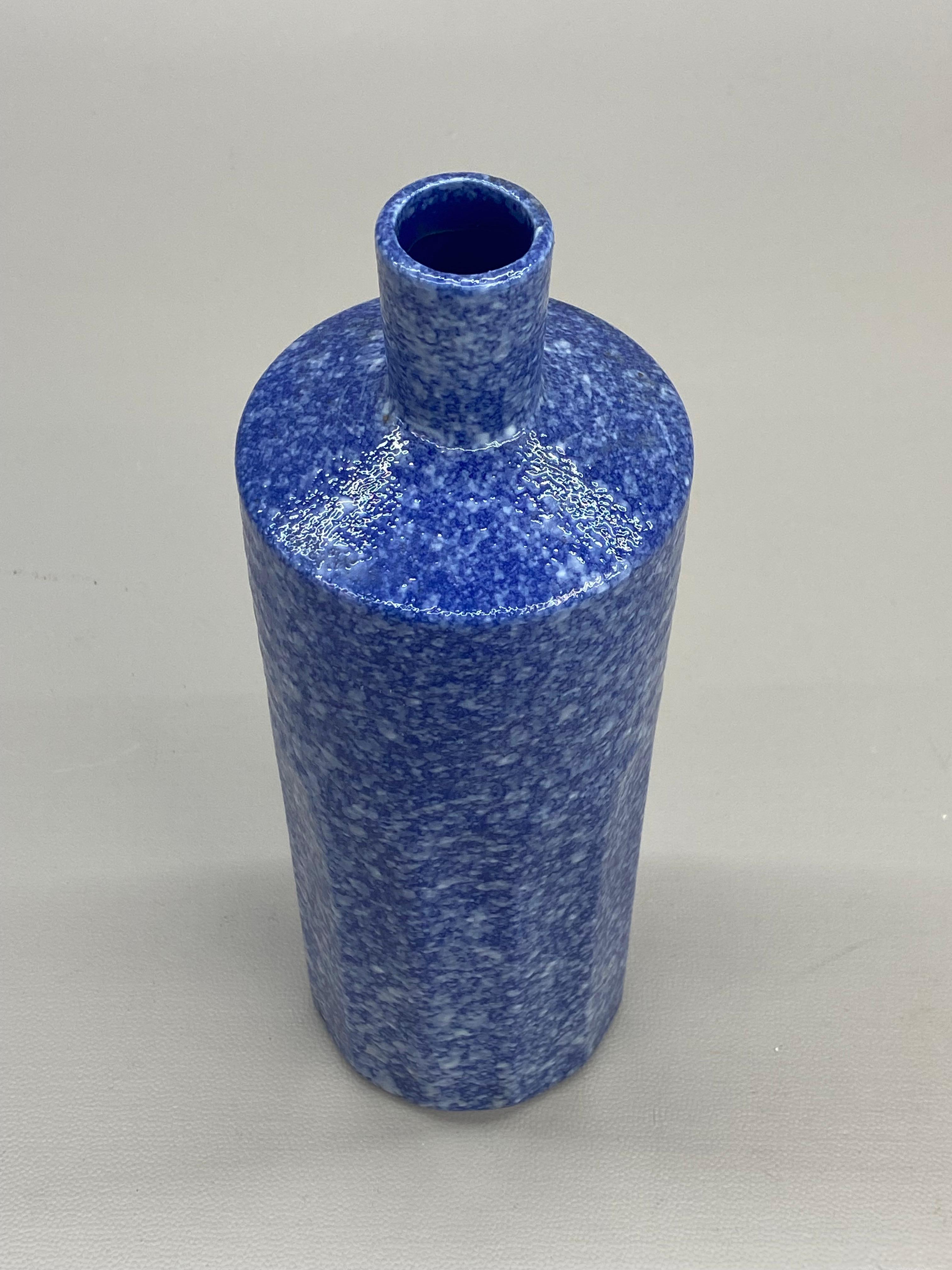 Japonais Vase de reproduction Williamstown en céramique japonaise, bleu moucheté en vente