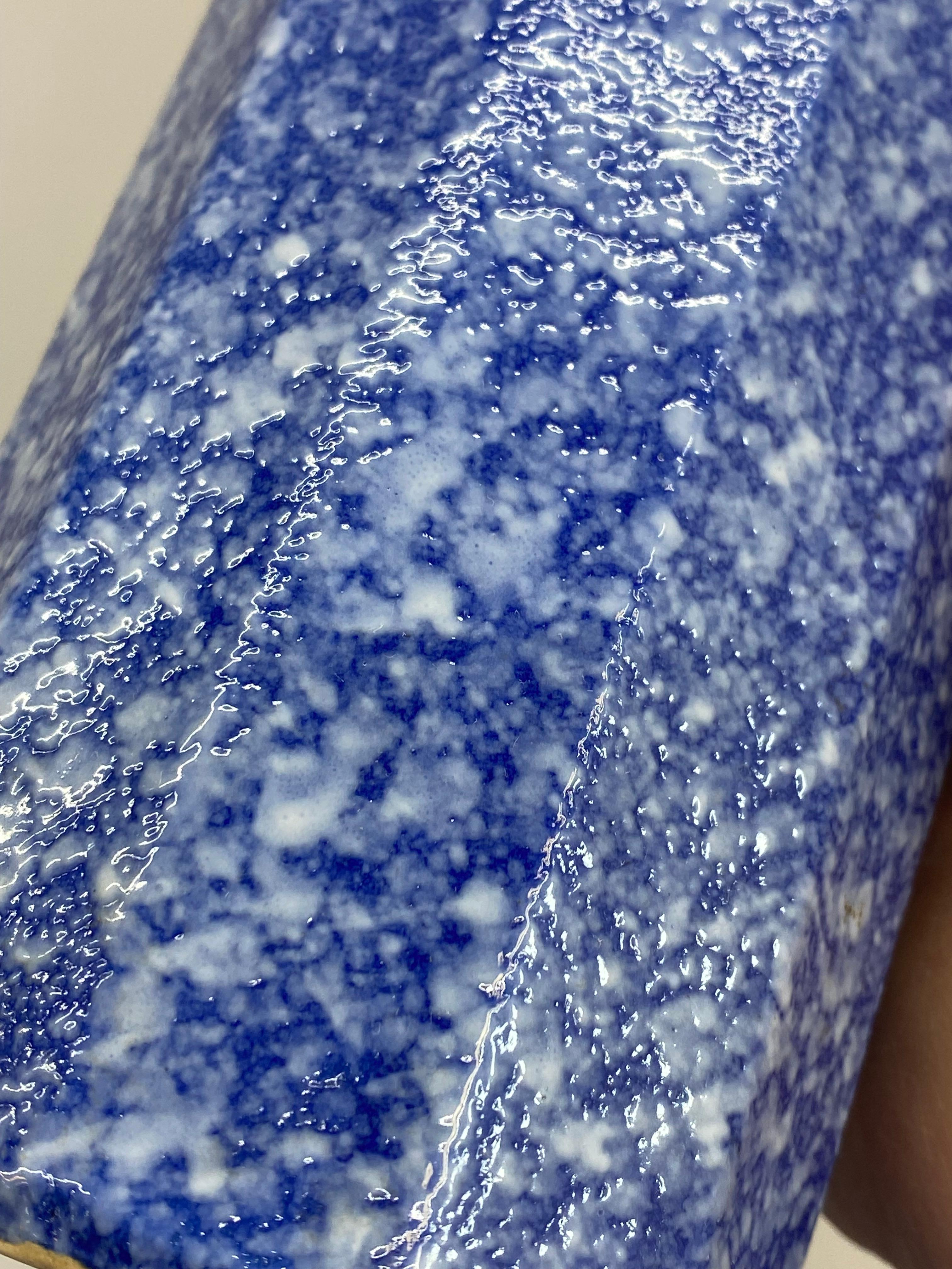 Vase de reproduction Williamstown en céramique japonaise, bleu moucheté Bon état - En vente à Garnerville, NY