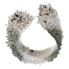 Escultura de vidrio con textura moteada, transparente, gris y negra de Nina Casson McGarva