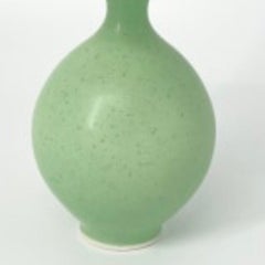 Jarrón verde guisante Speckled Egg de Anna Silverton