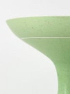 Jarrón verde largo de guisantes moteados by Anna Silverton