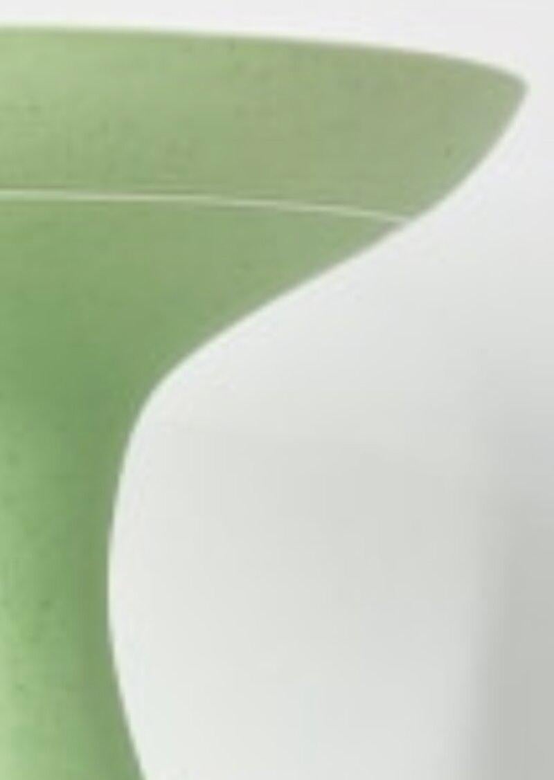 Anglais Vase long vert à pois mouchetés par Anna Silverton en vente