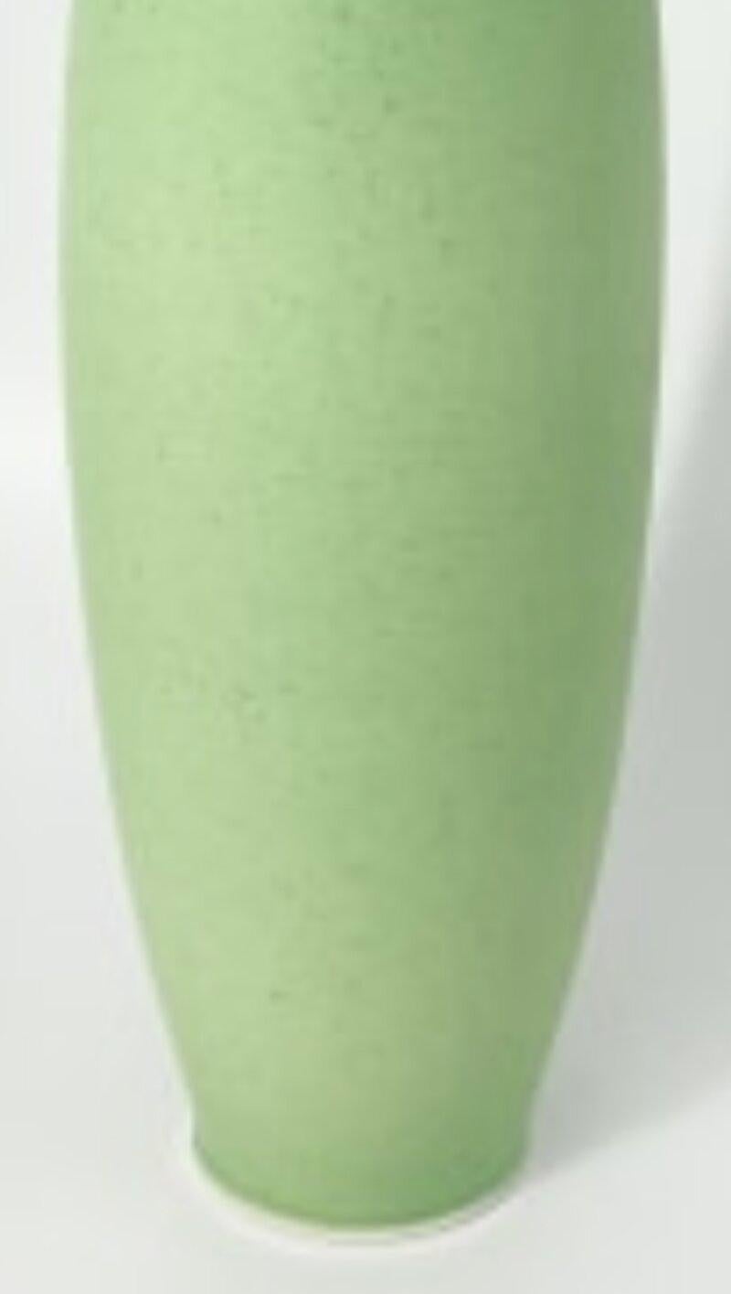 Vernissé Vase long vert à pois mouchetés par Anna Silverton en vente