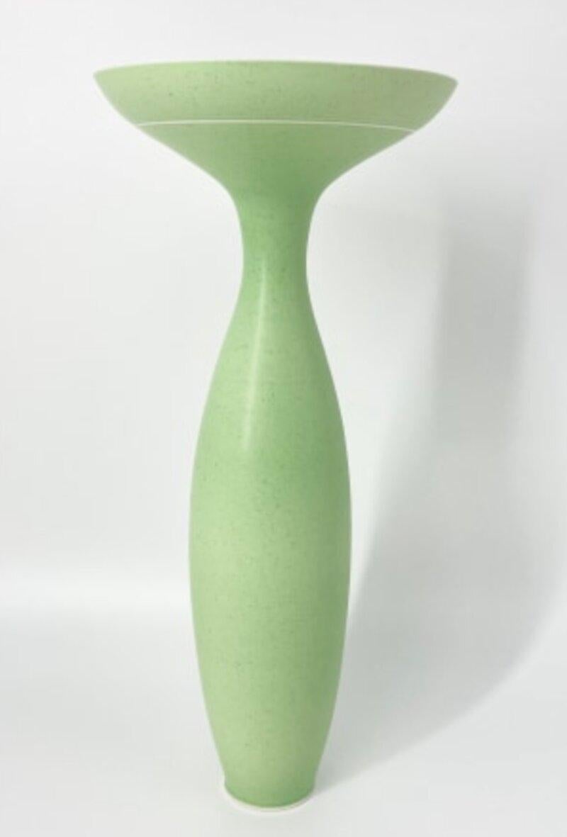 Vase long vert à pois mouchetés par Anna Silverton Excellent état - En vente à Atlanta, GA