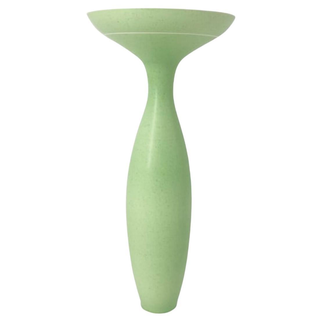 Vase long vert à pois mouchetés par Anna Silverton