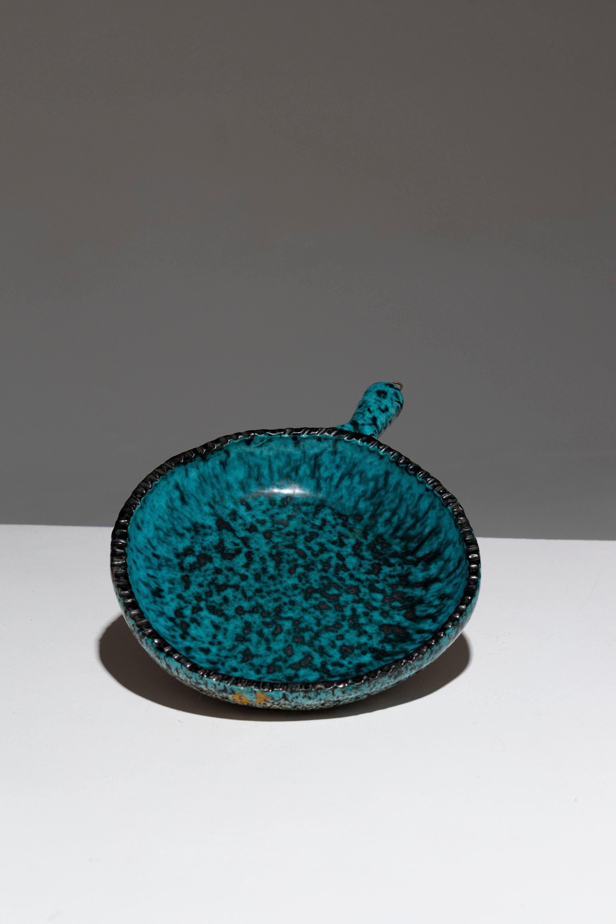 Padella in ceramica maculata con smalto blu-verde e puntini neri, prodotta da Accolay negli anni Sessanta. Firmato sotto la base 