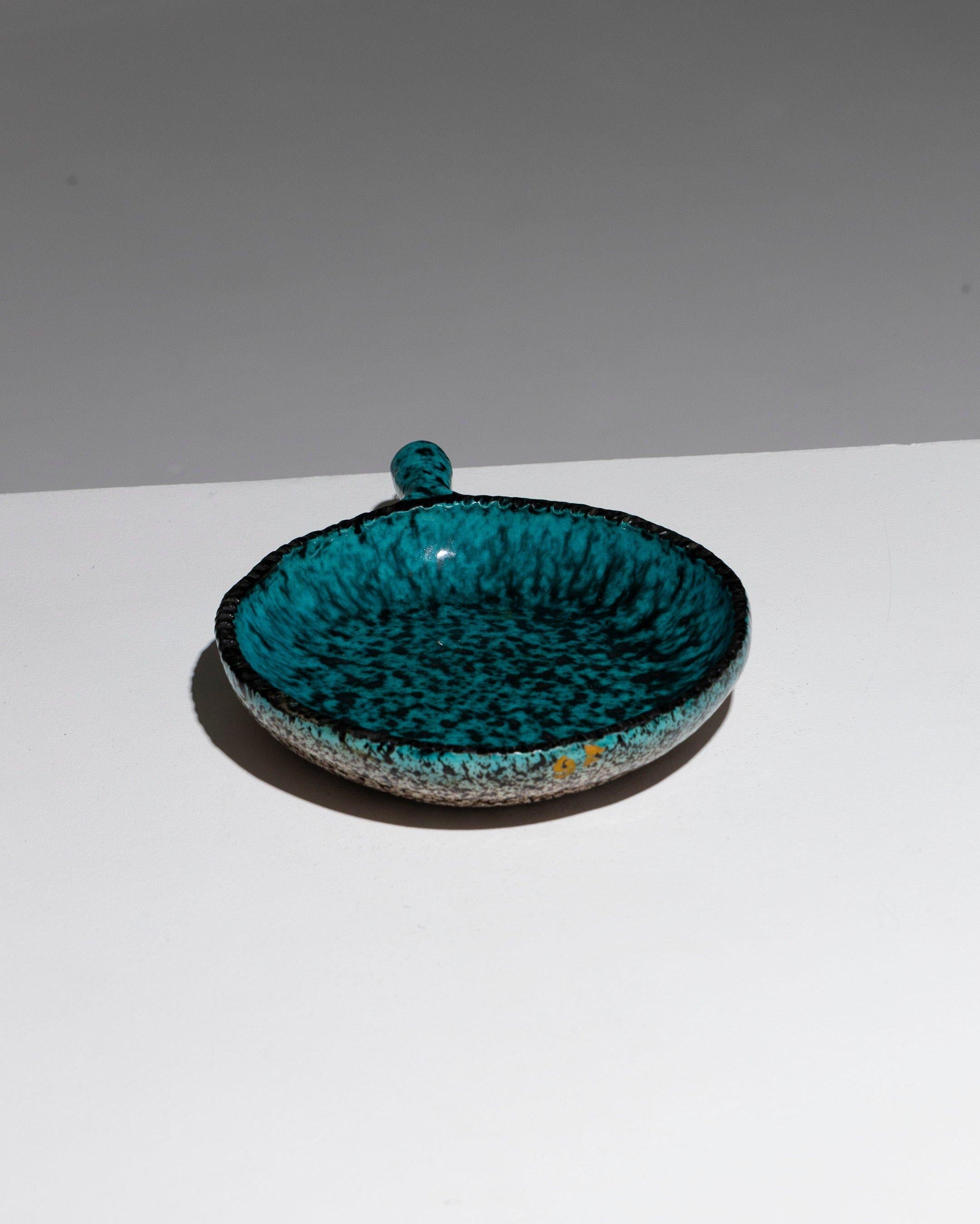 Gefleckte Keramikpfanne mit blau-grüner Glasur und schwarzen Sprenkeln, hergestellt von Accolay in den 1960er Jahren. Unterzeichnet unter der Basis 