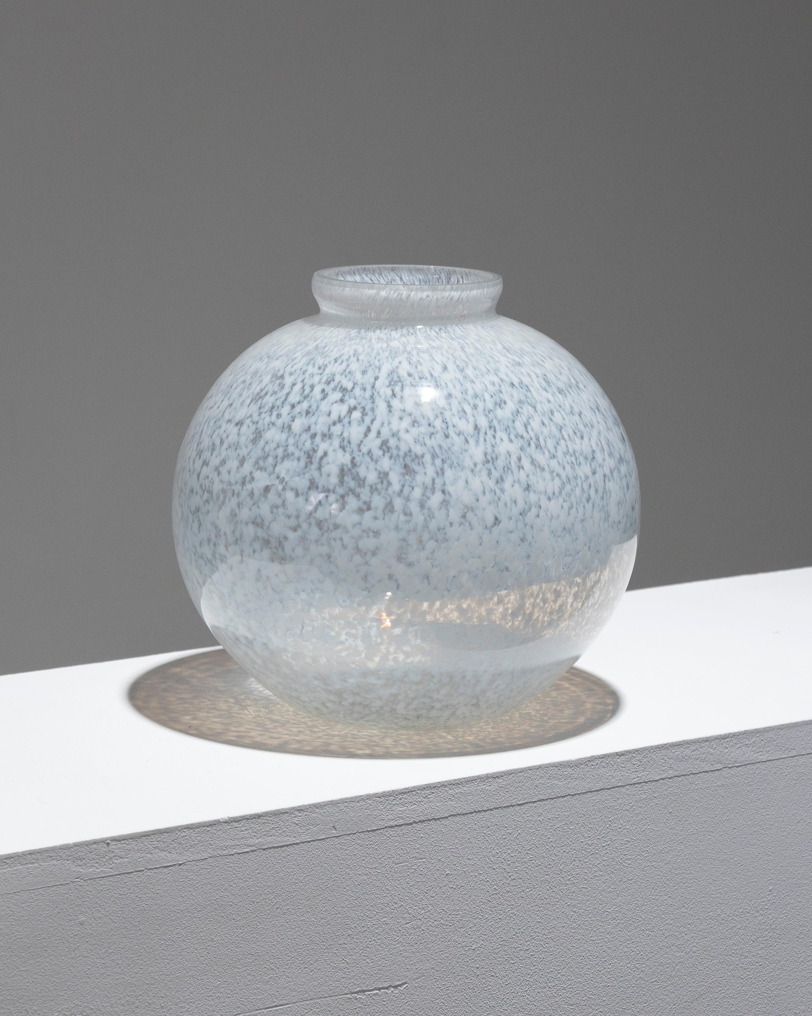 Vaso a sfera in vetro trasparente macchiato di bianco, disegnato negli anni Sessanta. Il vetro mostra sottili riflessi bluastri e ambrati. Ottime condizioni.
DV1932