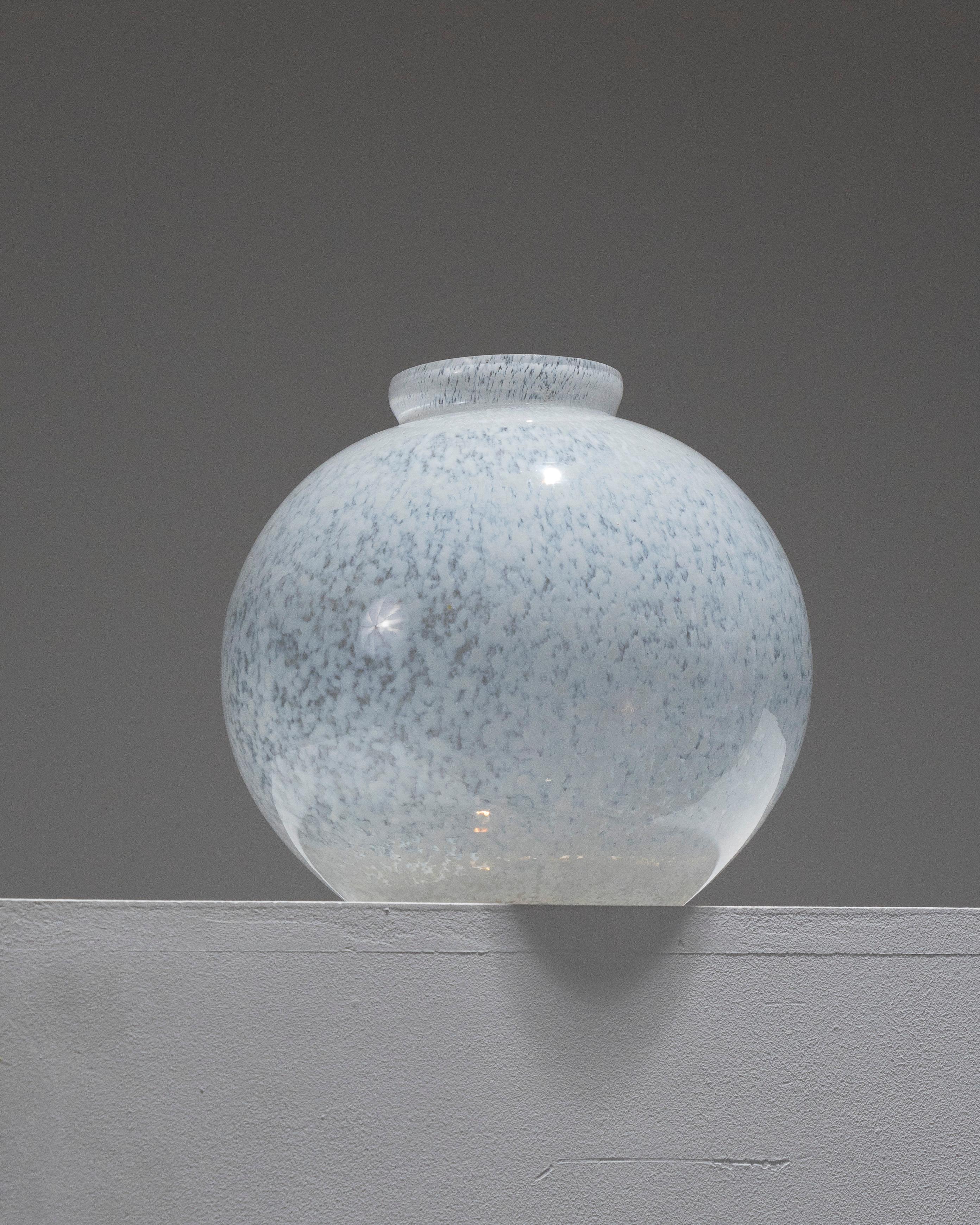 Mid-Century moderno Speckled Glass Ball Vase, 1960s in vendita