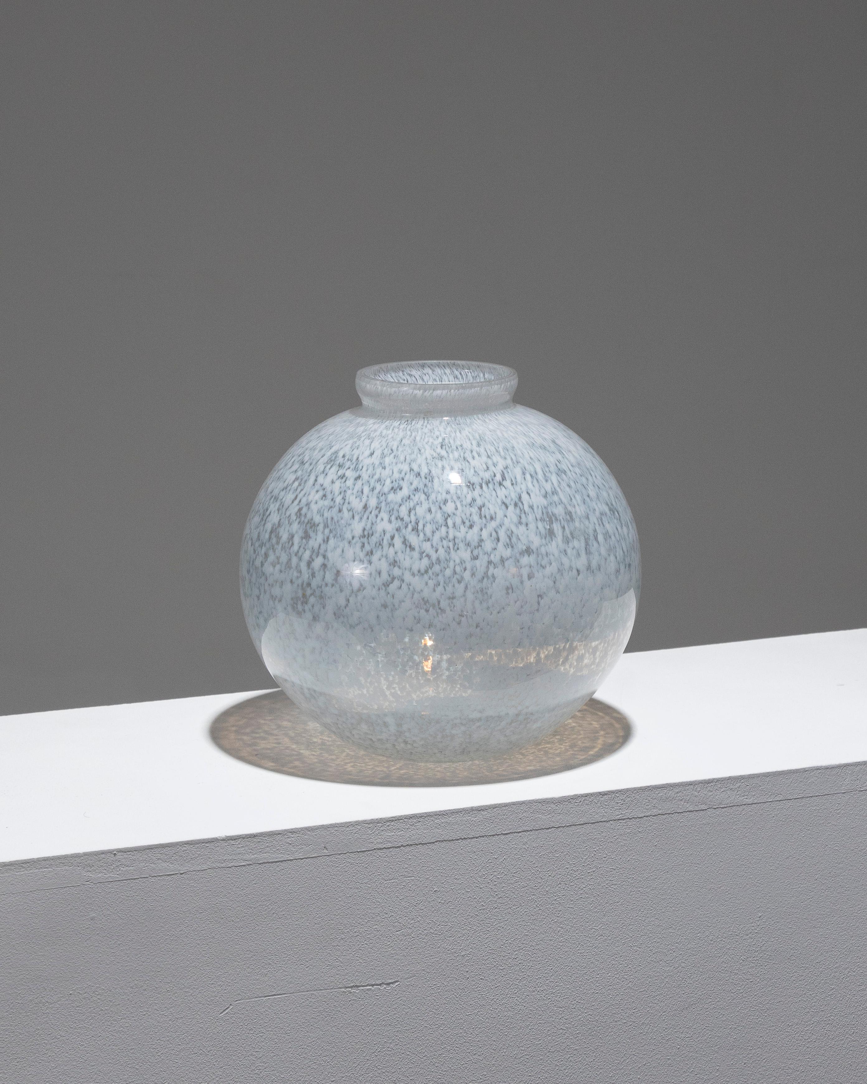 Speckled Glass Ball Vase, 1960s In condizioni buone in vendita a PARIS, FR