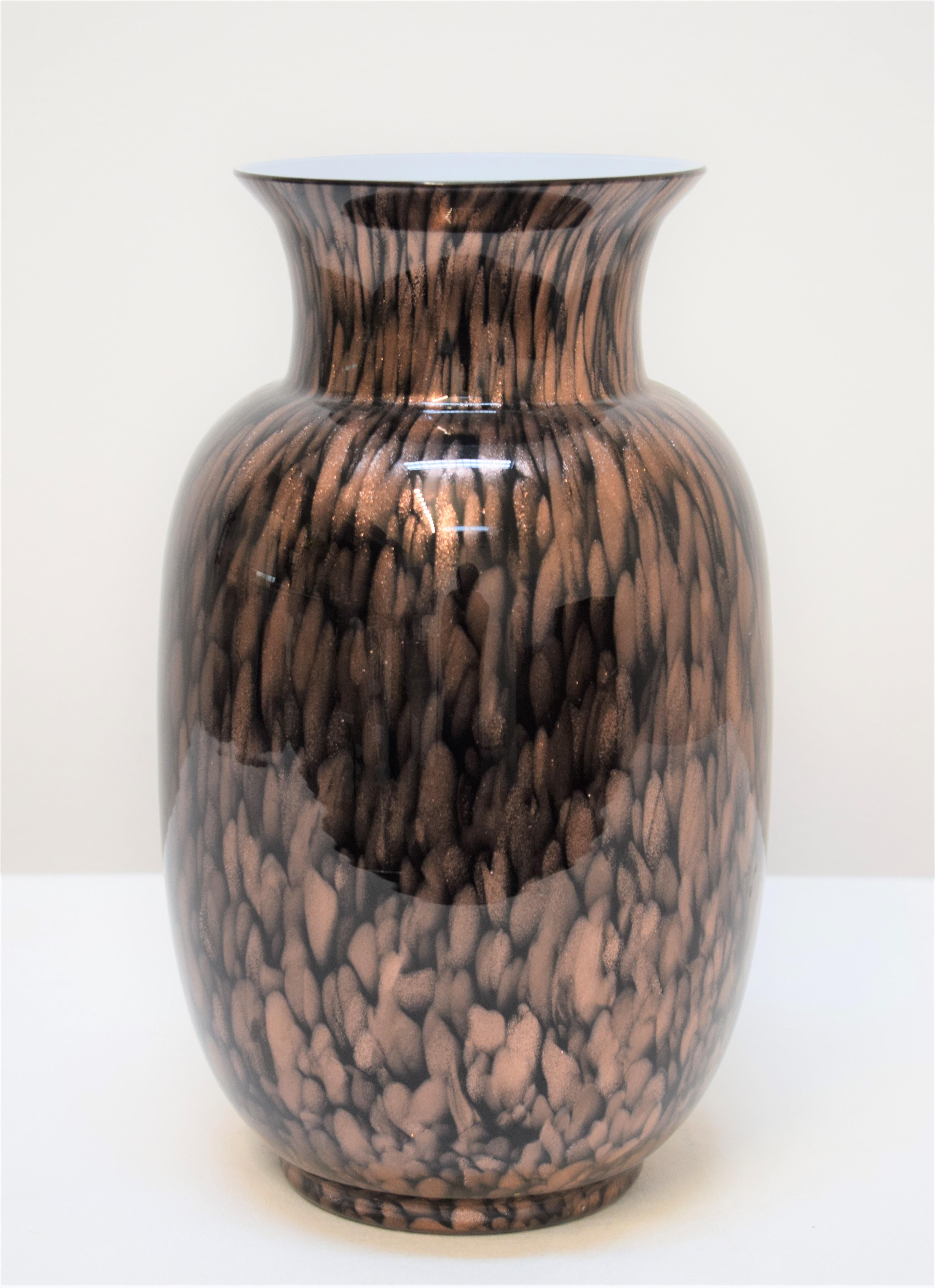 Gesprenkelte Glasvase von VeArt Venezia, 1970er Jahre.
Abmessungen: H= 35 cm; T= 22 cm.