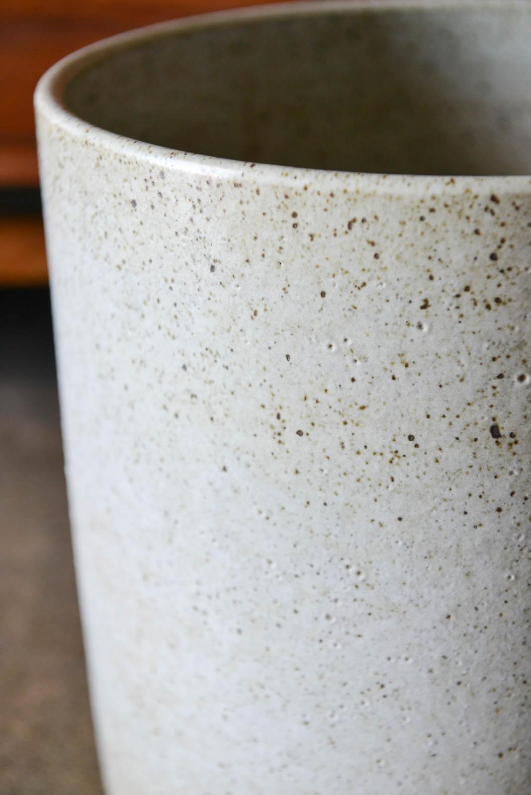 Speckled Glaze Planter by David Cressey for Architectural Pottery, ca. 1970. Beautiful desirable grey/ivory speckled glaze cylinder in excellent original condition with one drain hole.

Measures 13